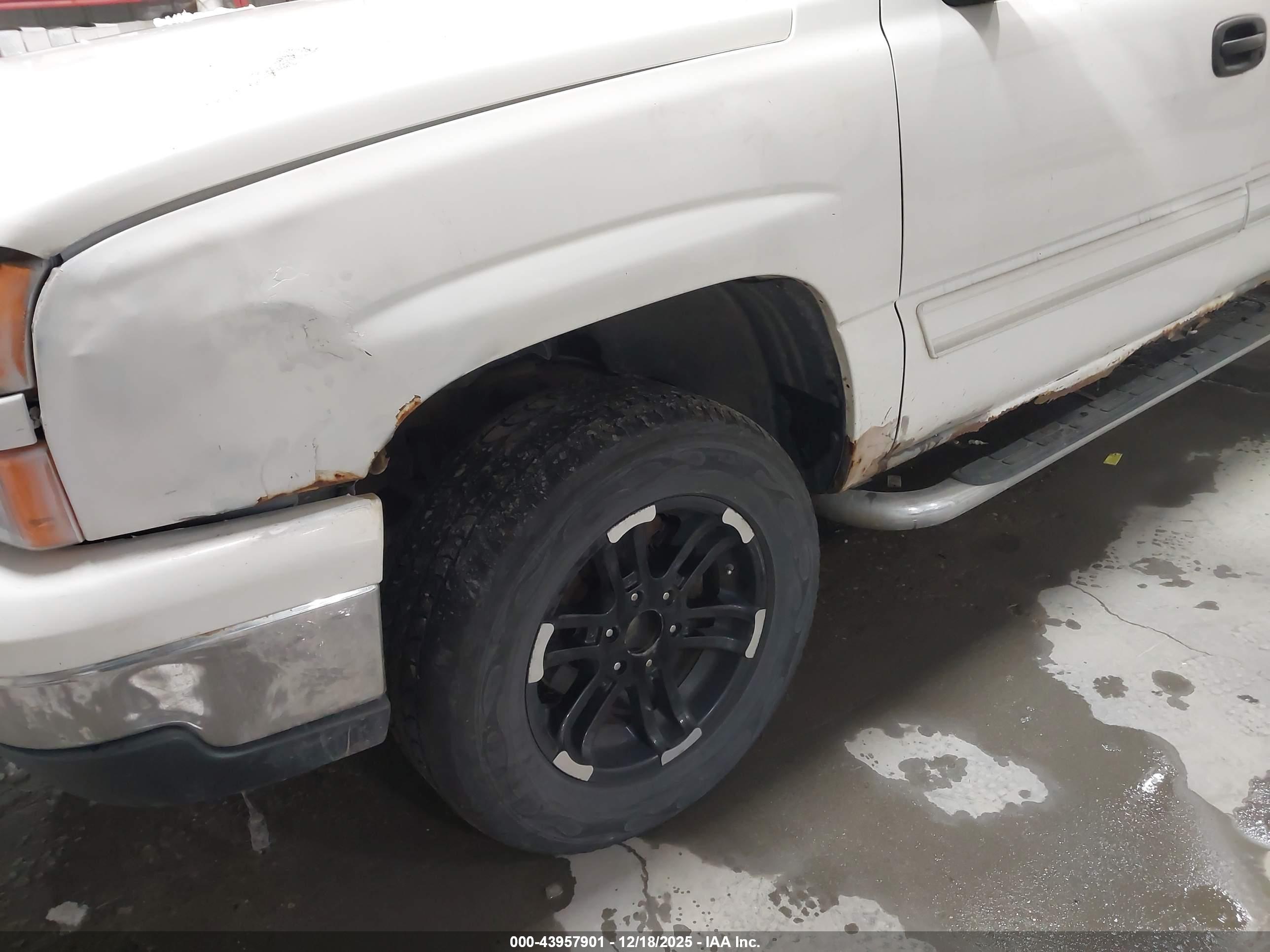 CHEVROLET SILVERADO image 6