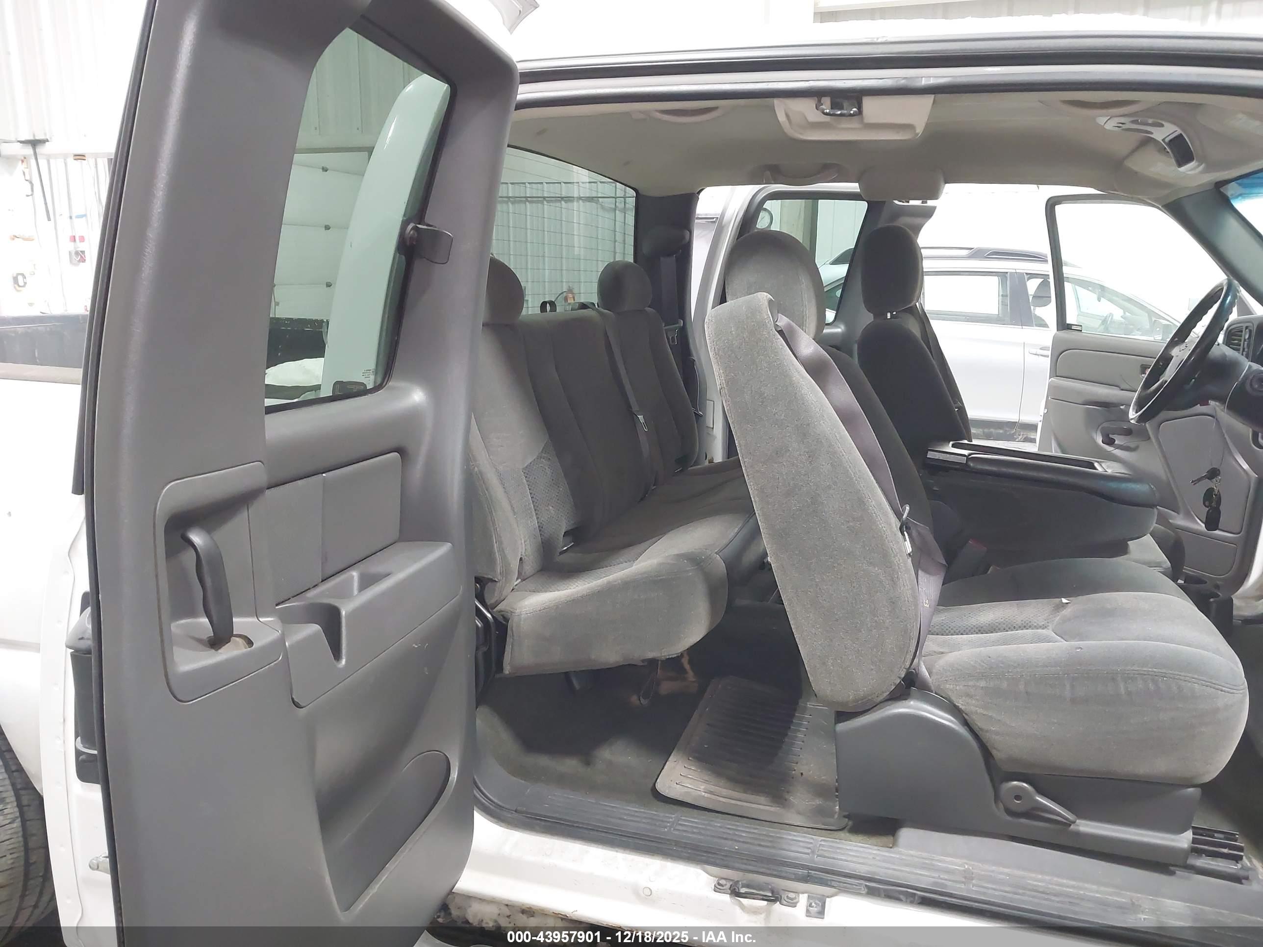 CHEVROLET SILVERADO image 8