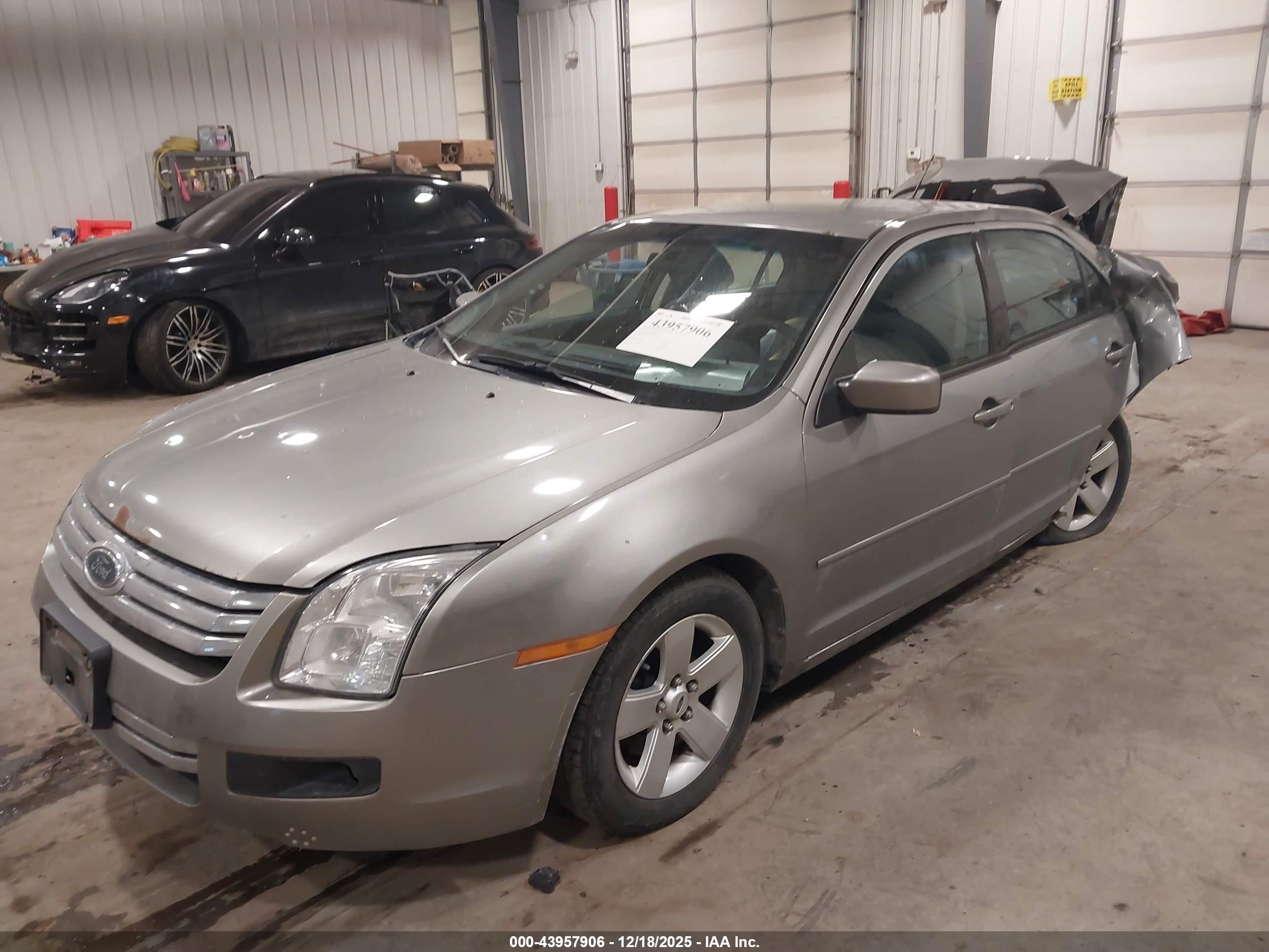 FORD FUSION image 2
