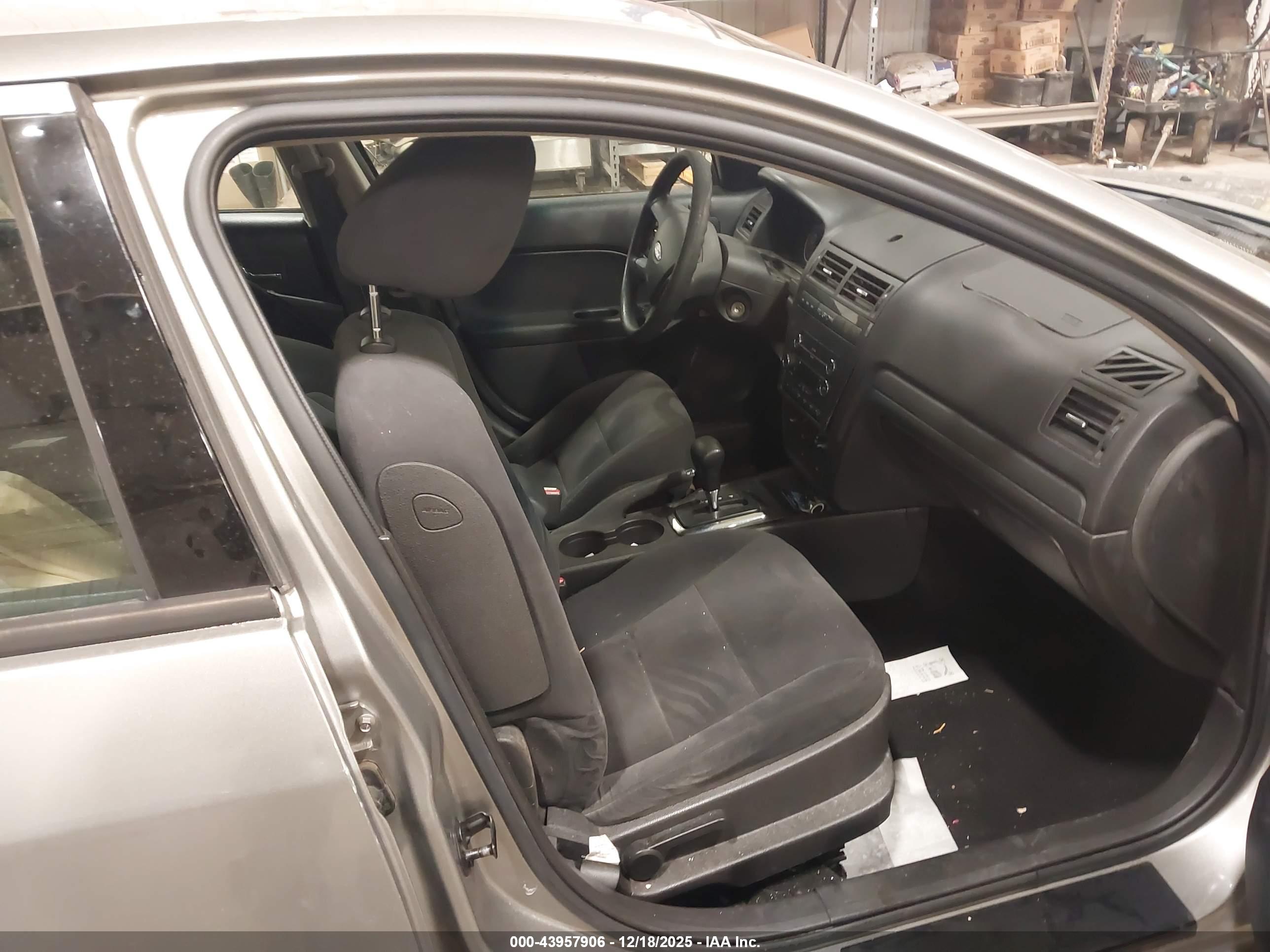 FORD FUSION image 5