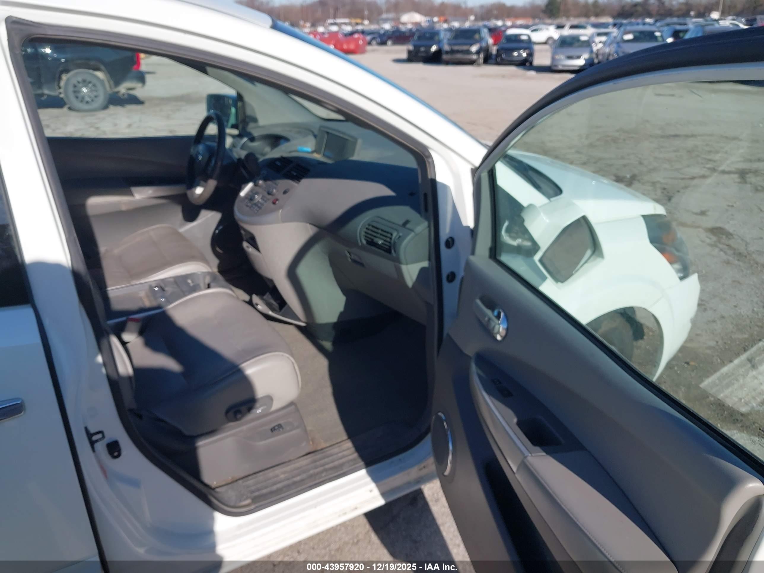 NISSAN QUEST image 5