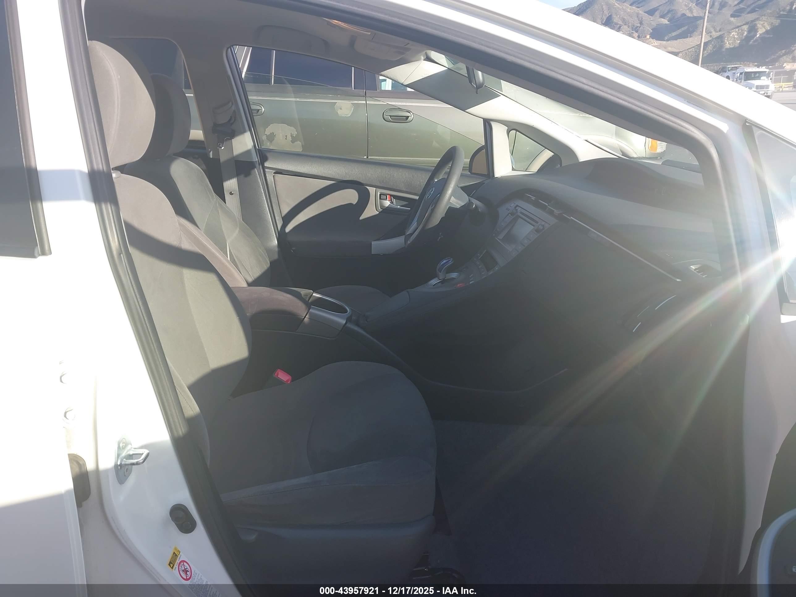 TOYOTA PRIUS image 5