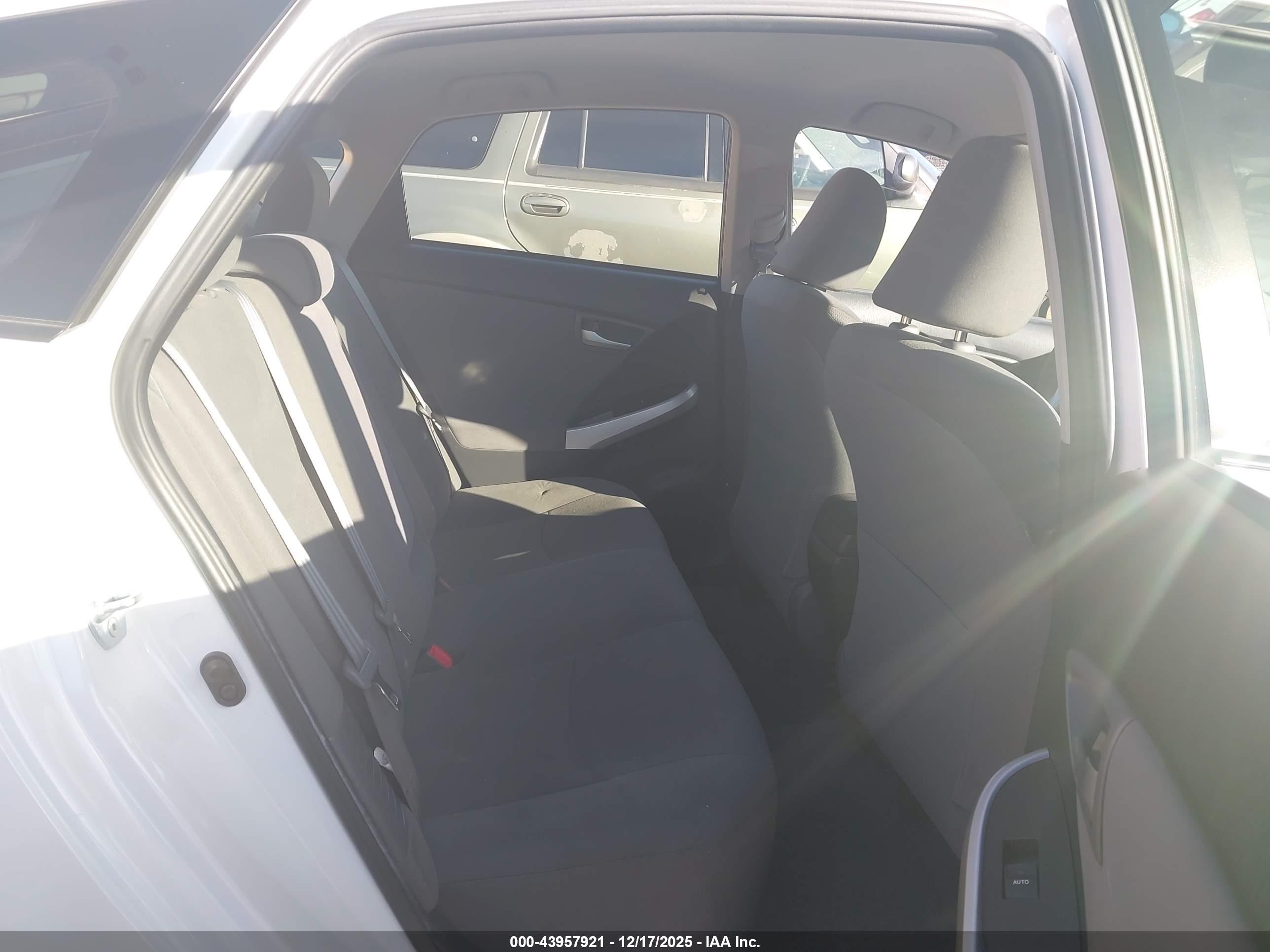 TOYOTA PRIUS image 8