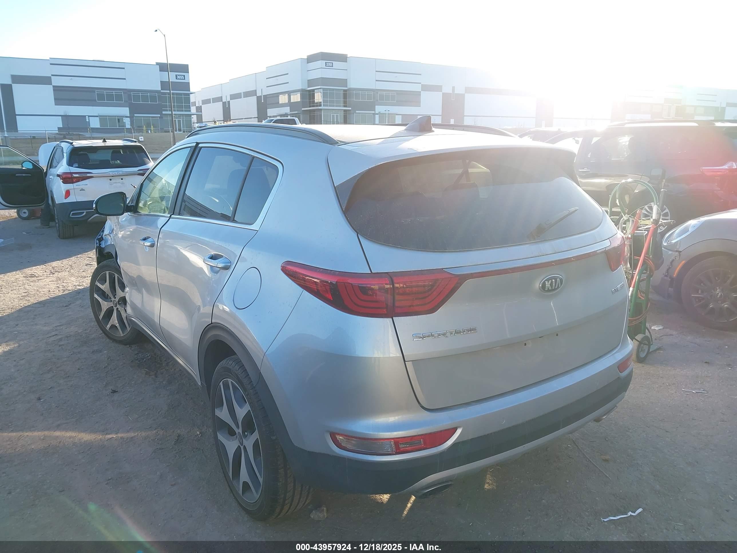KIA SPORTAGE image 3