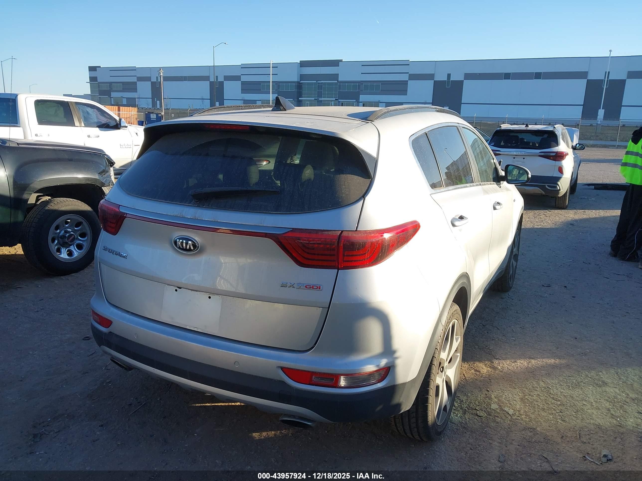 KIA SPORTAGE image 4
