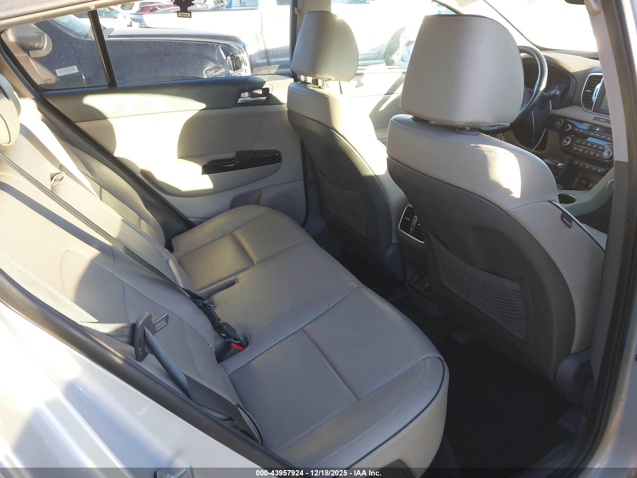 KIA SPORTAGE image 8