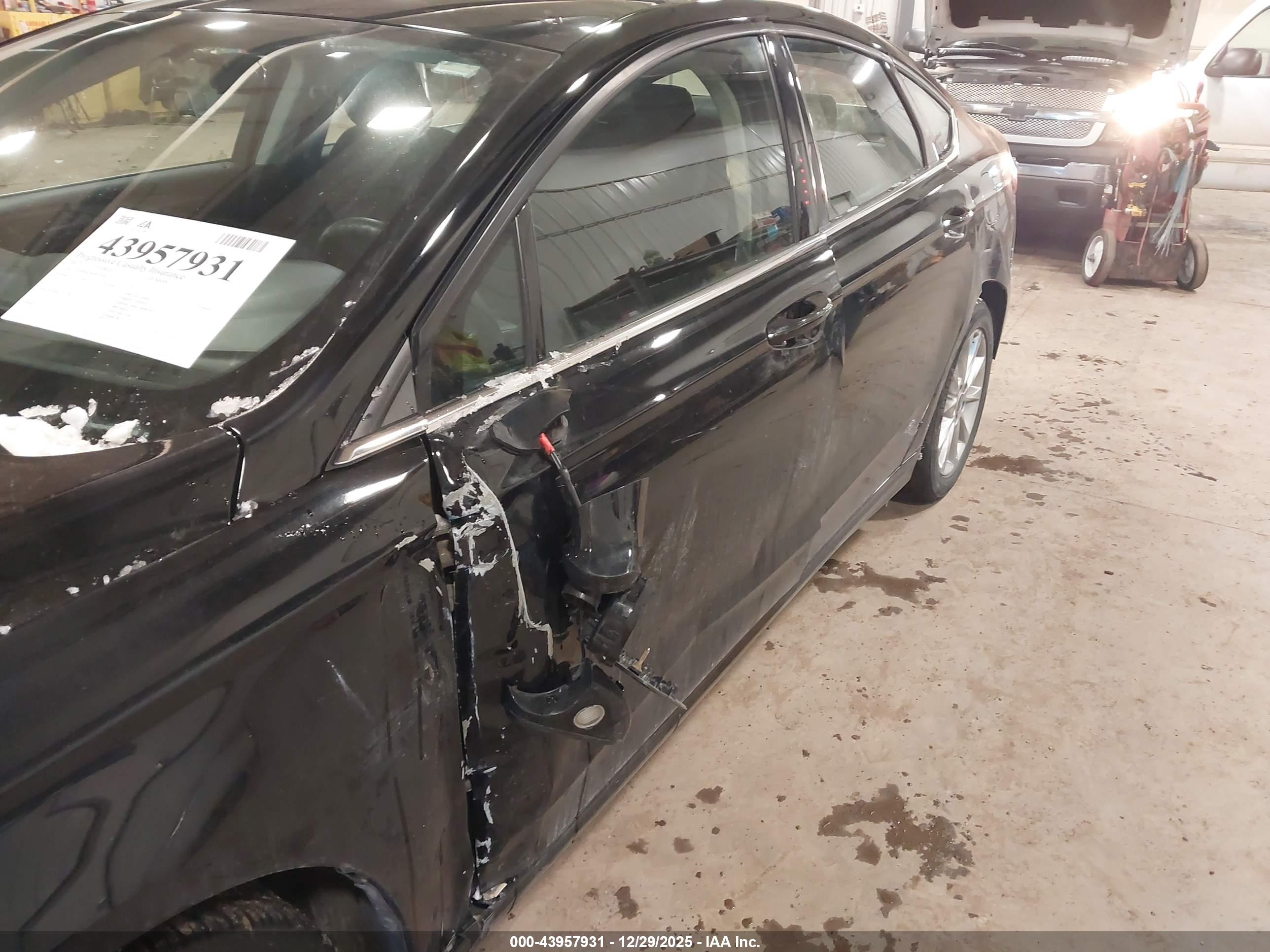 FORD FUSION image 6