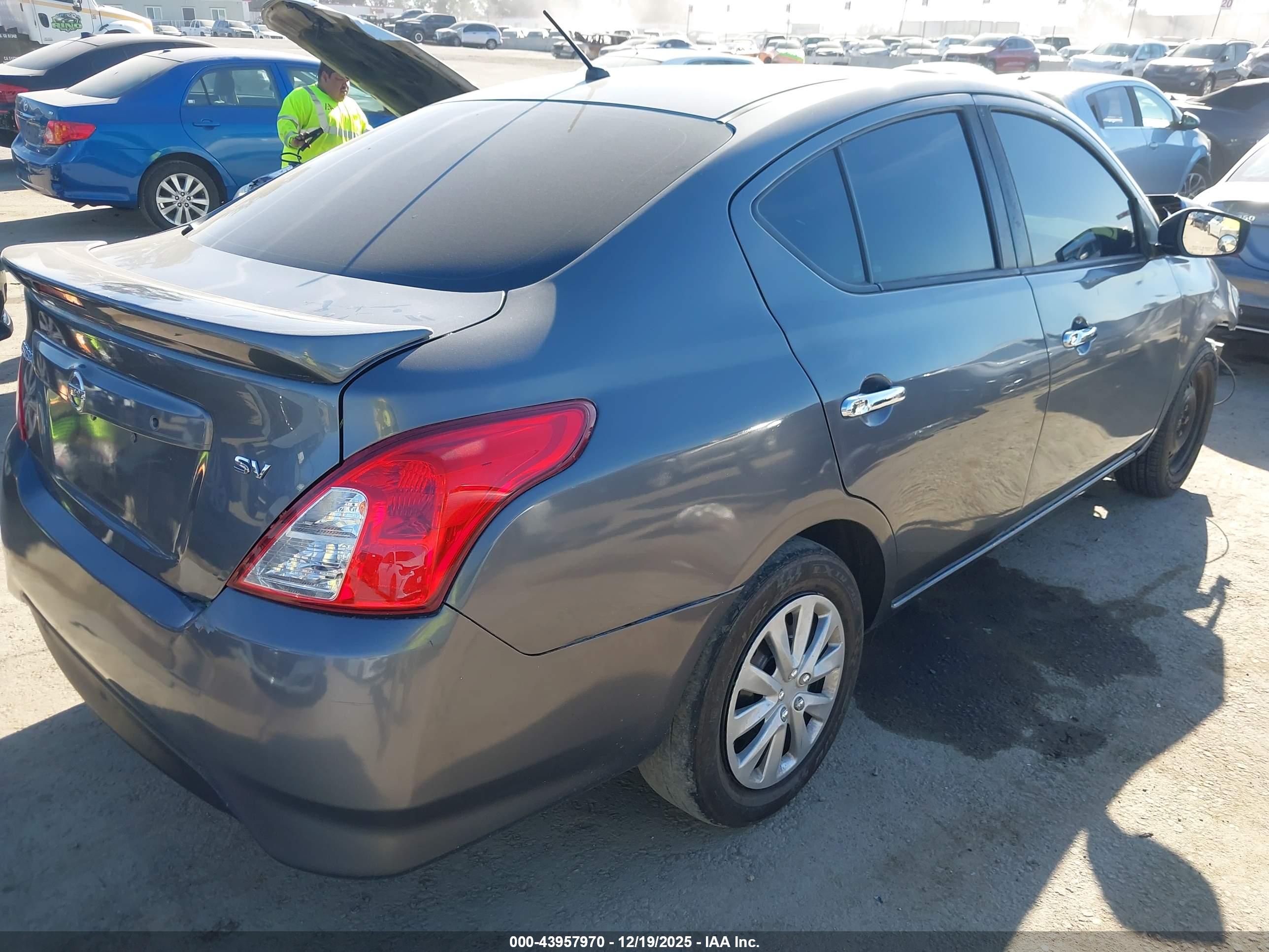 NISSAN VERSA image 4