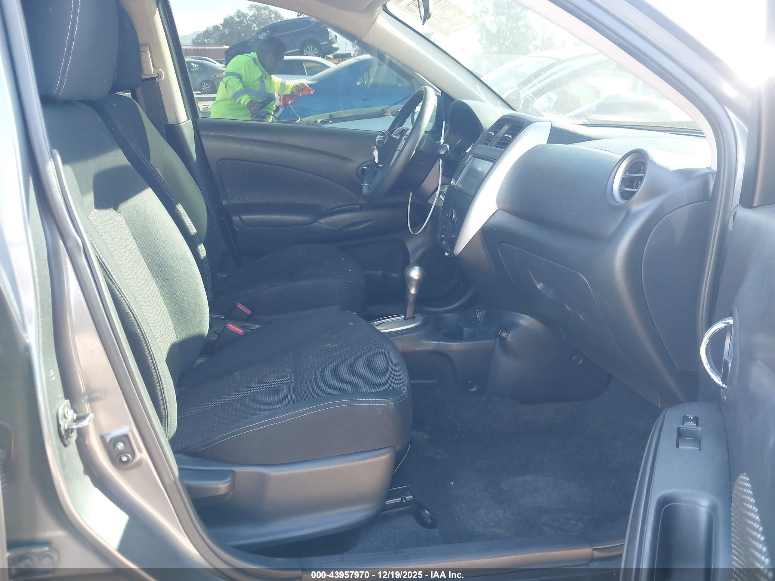 NISSAN VERSA image 5