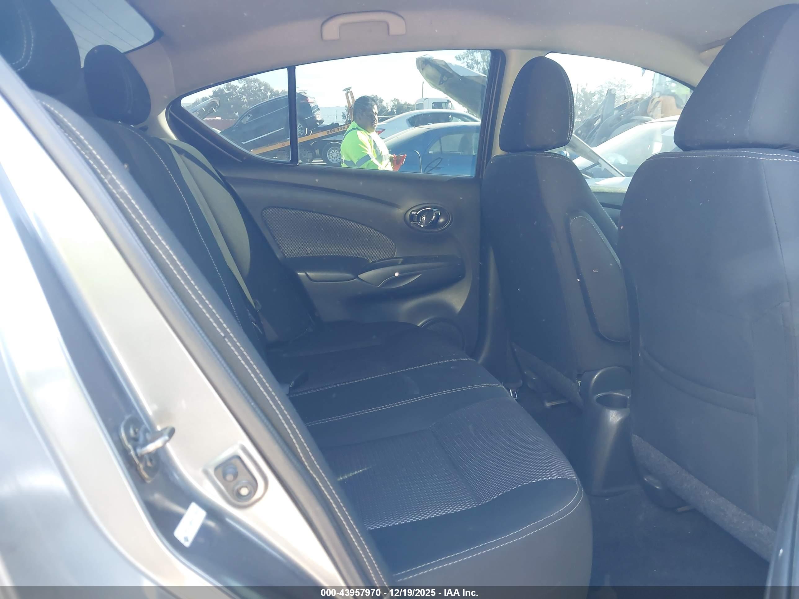 NISSAN VERSA image 8