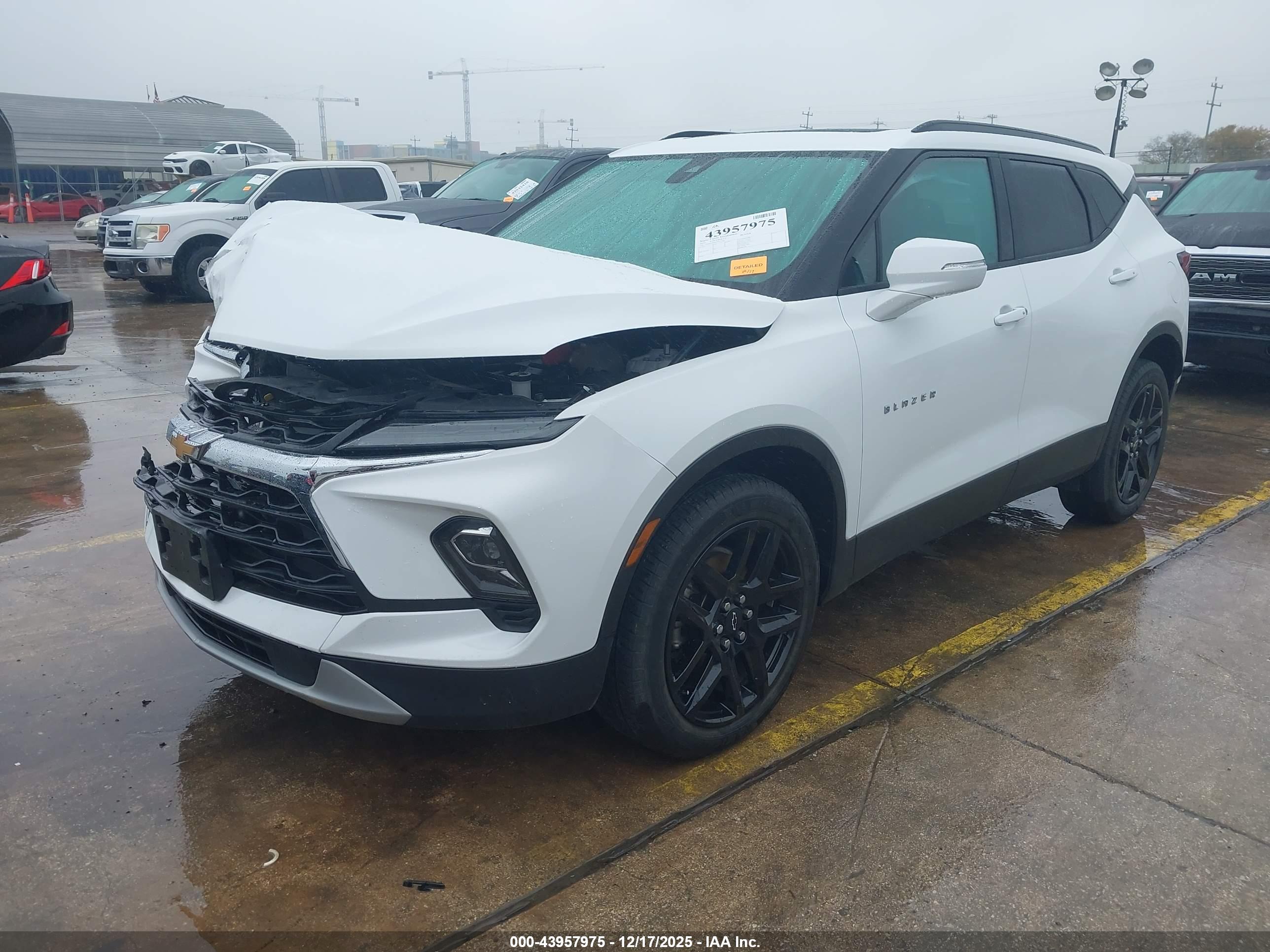 CHEVROLET BLAZER image 2