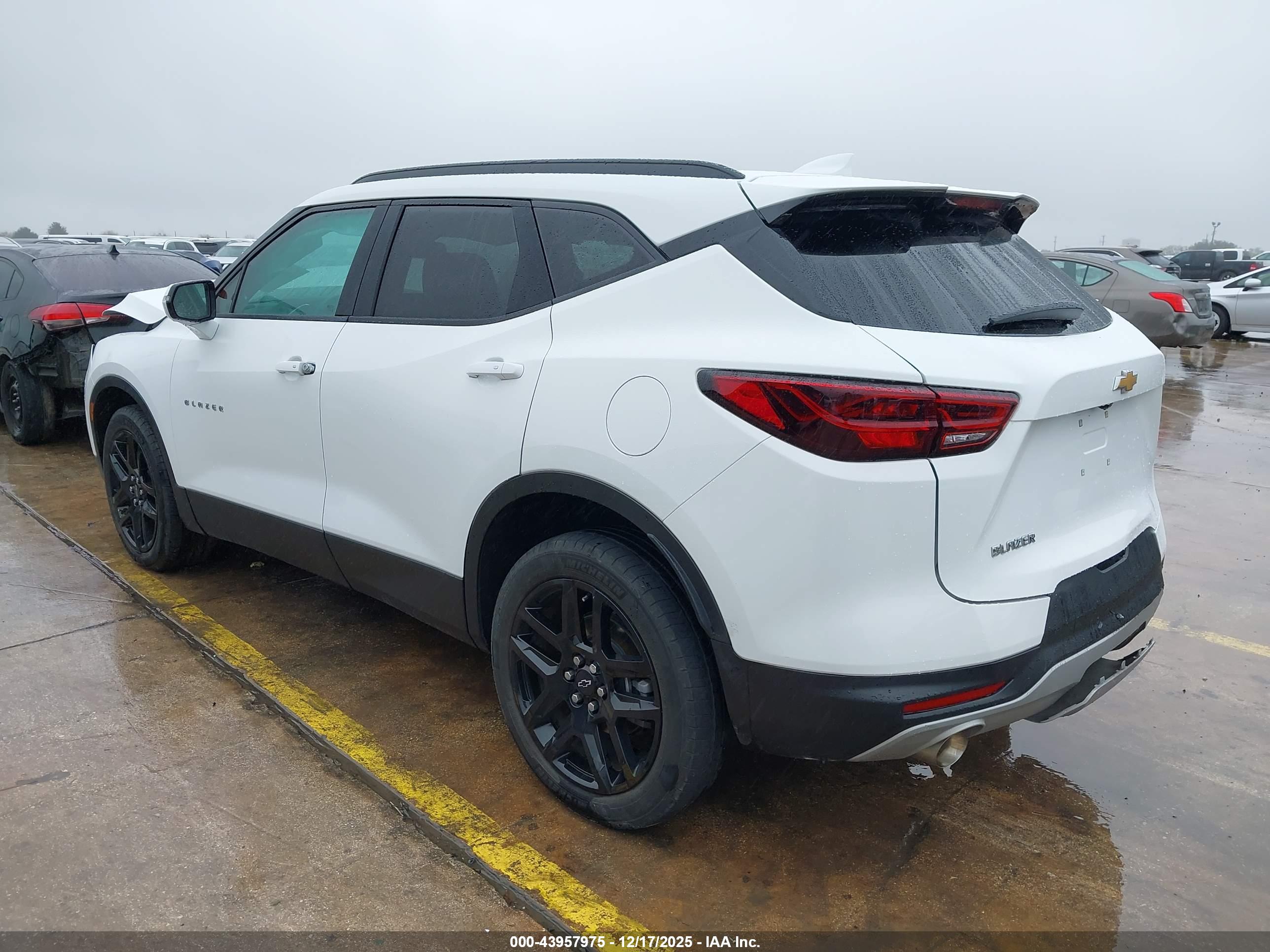 CHEVROLET BLAZER image 3