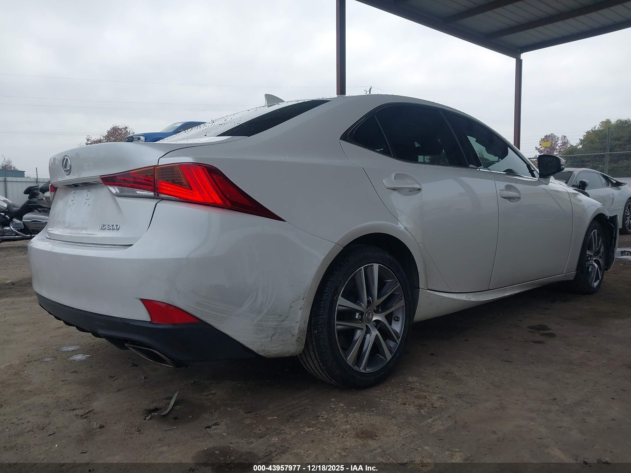 LEXUS IS image 4