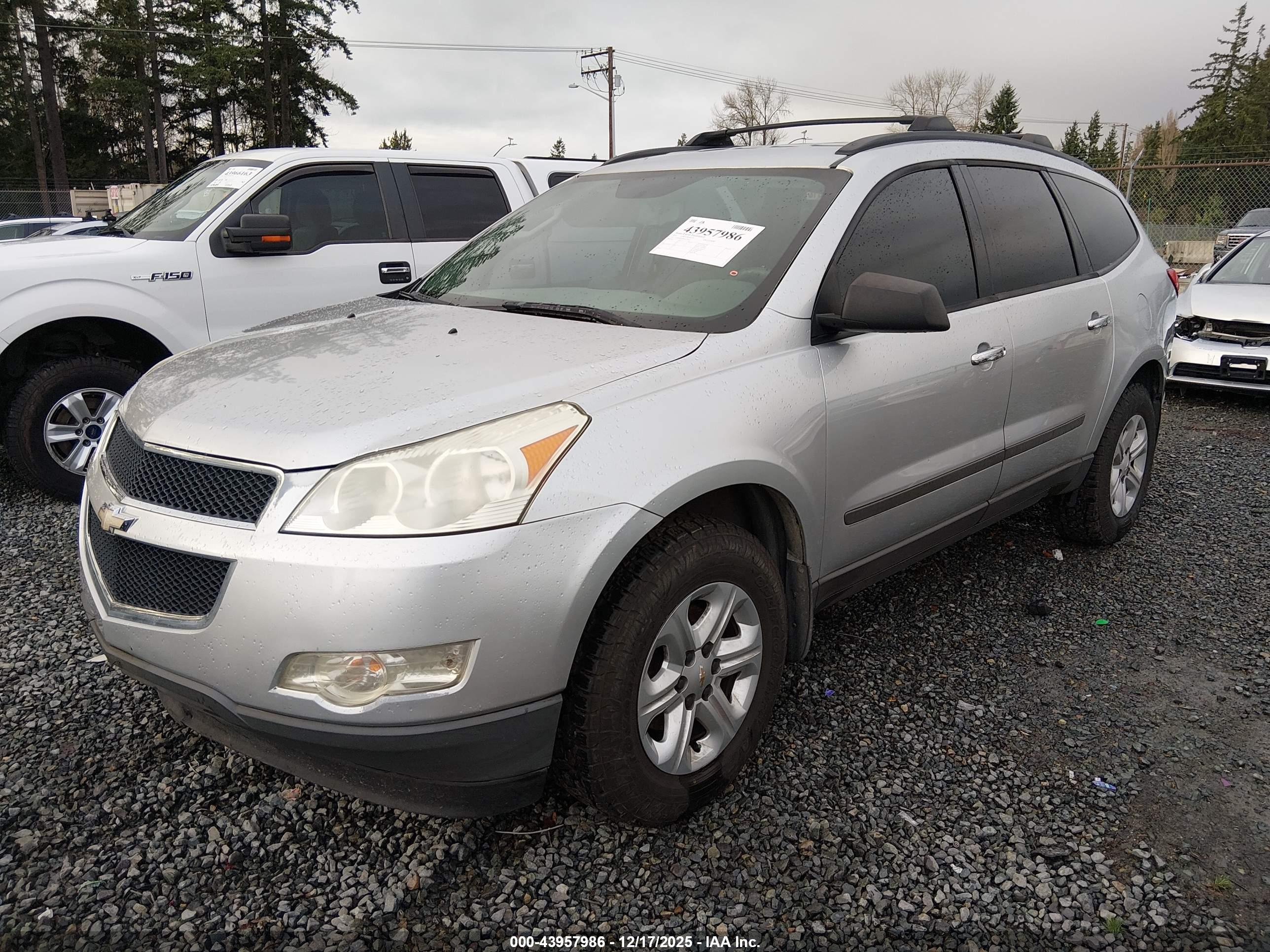 CHEVROLET TRAVERSE image 2