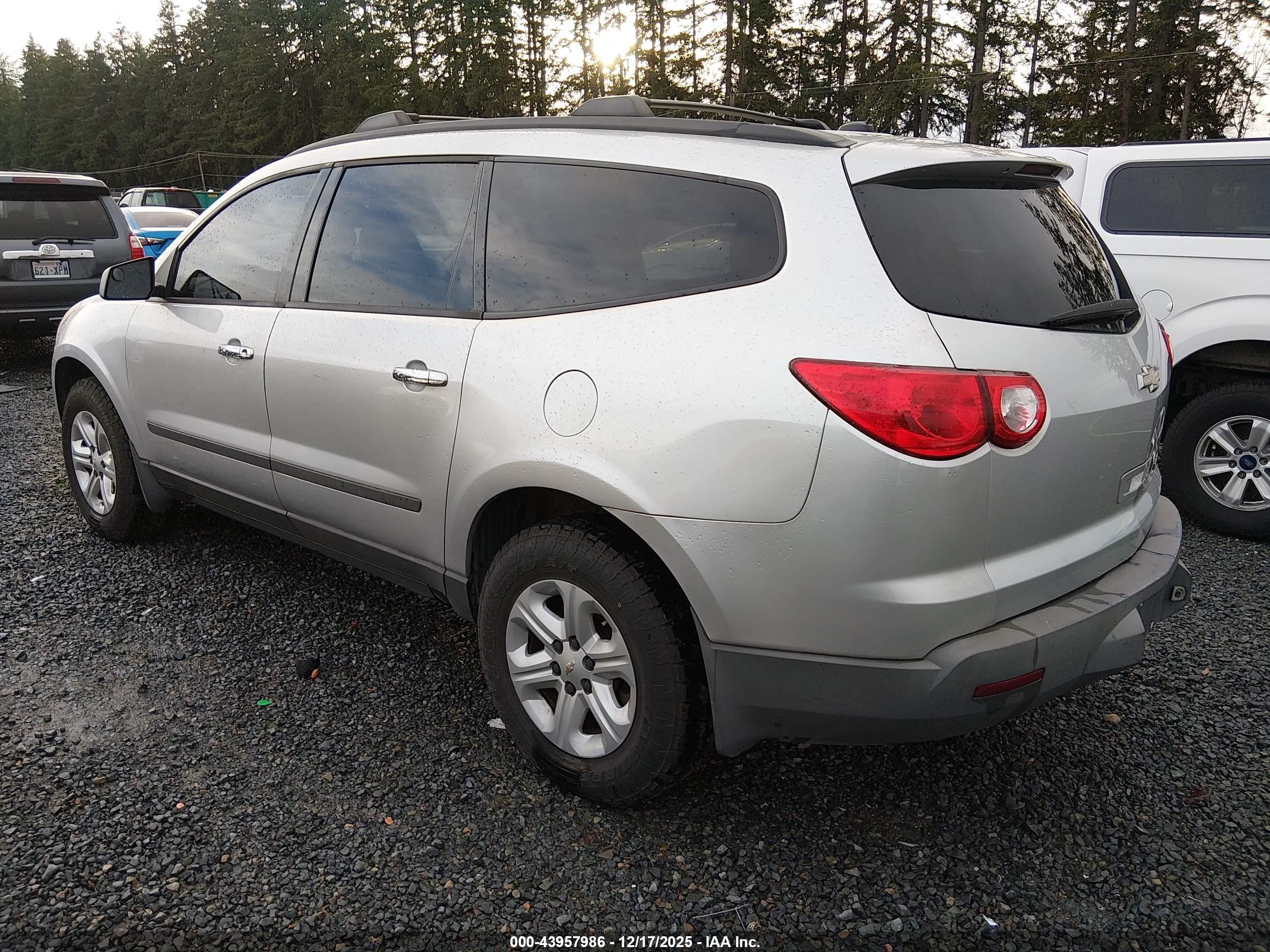 CHEVROLET TRAVERSE image 3