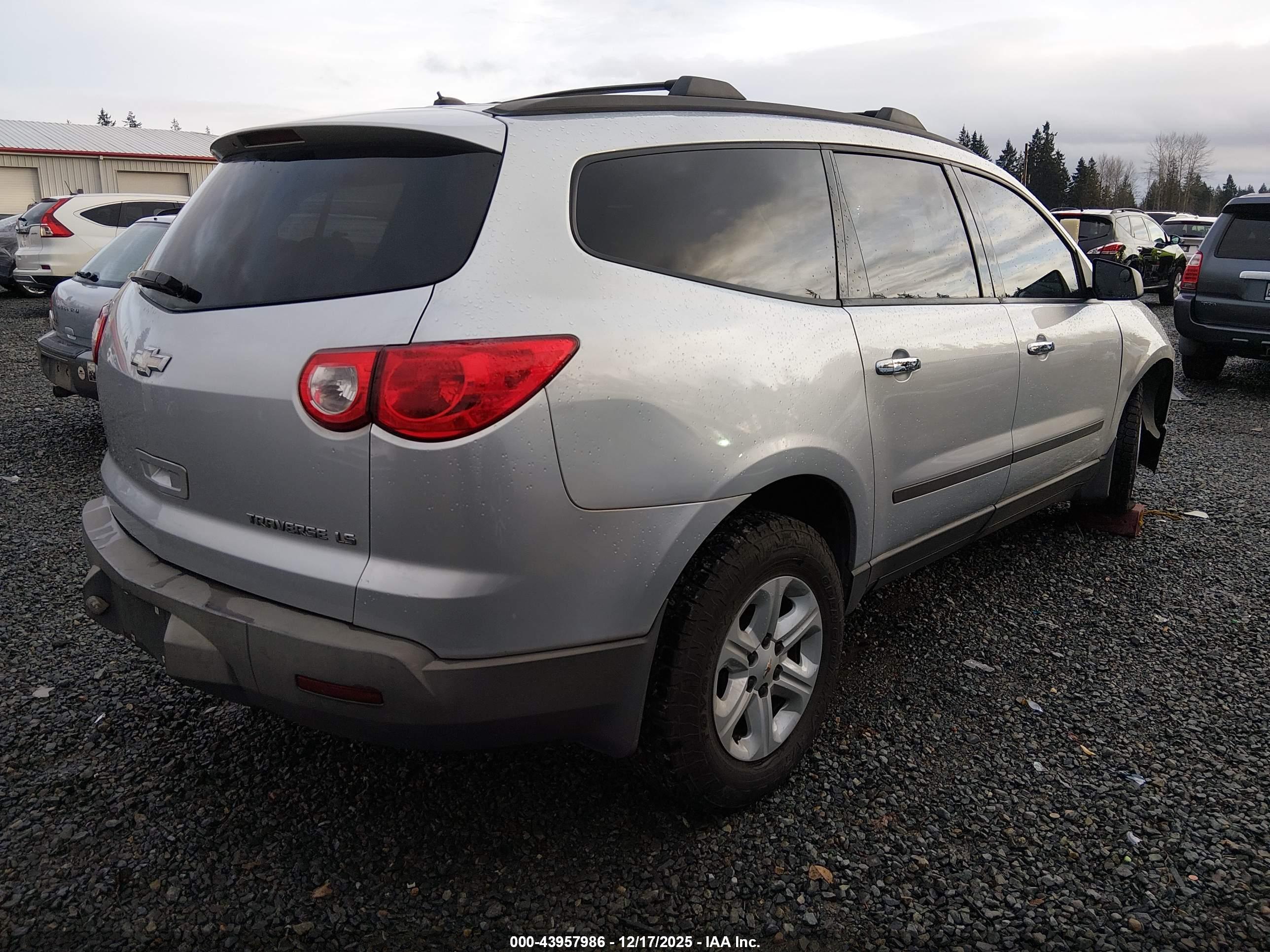 CHEVROLET TRAVERSE image 4