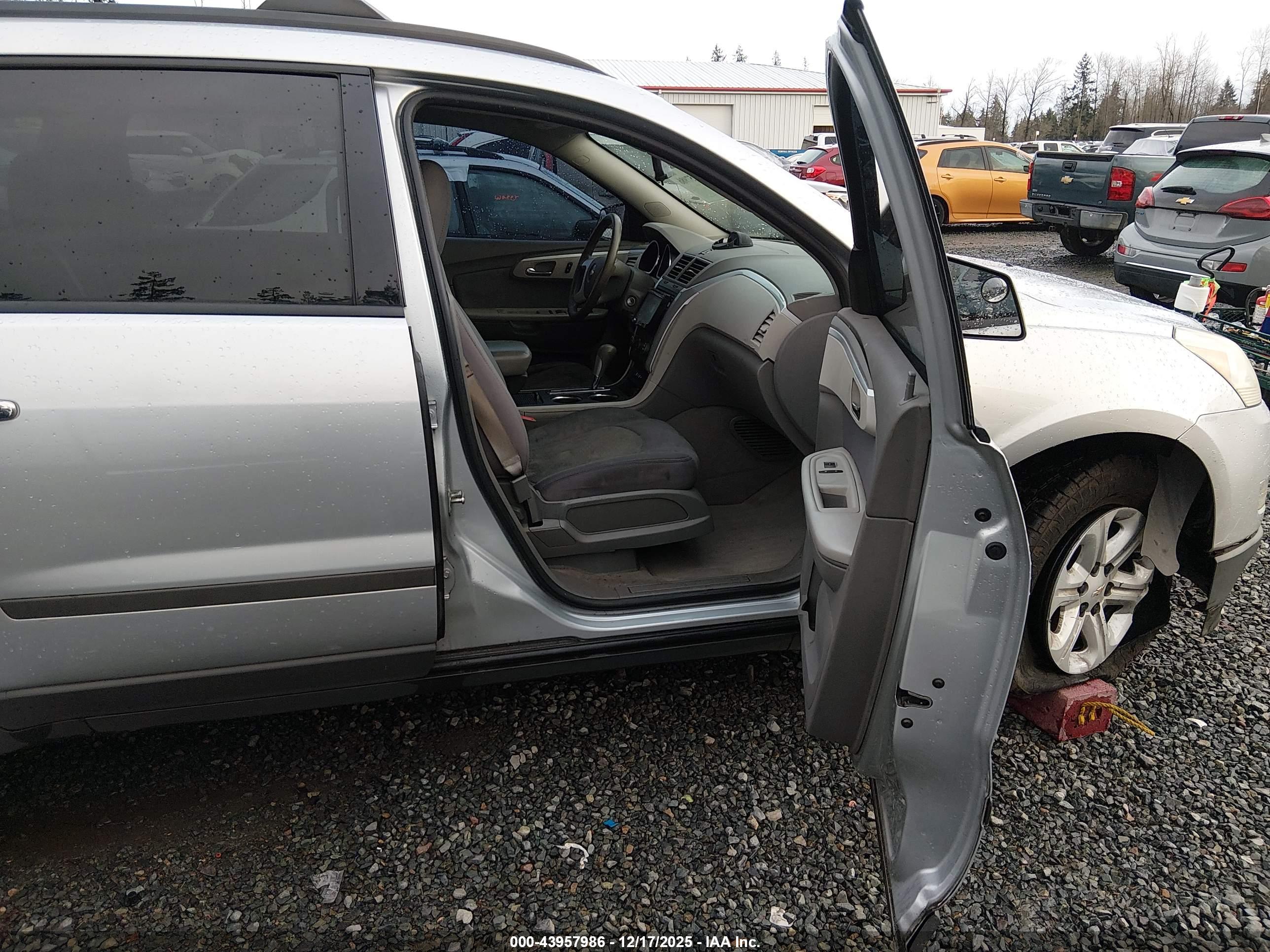 CHEVROLET TRAVERSE image 5