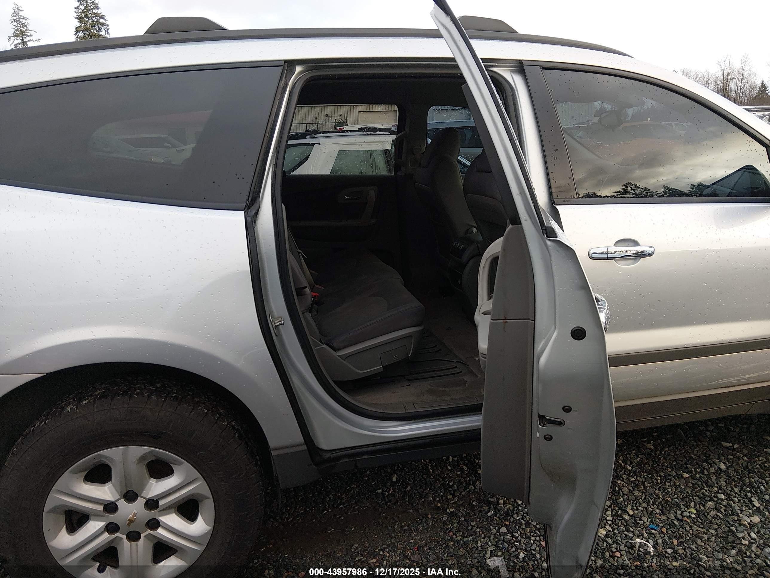 CHEVROLET TRAVERSE image 8