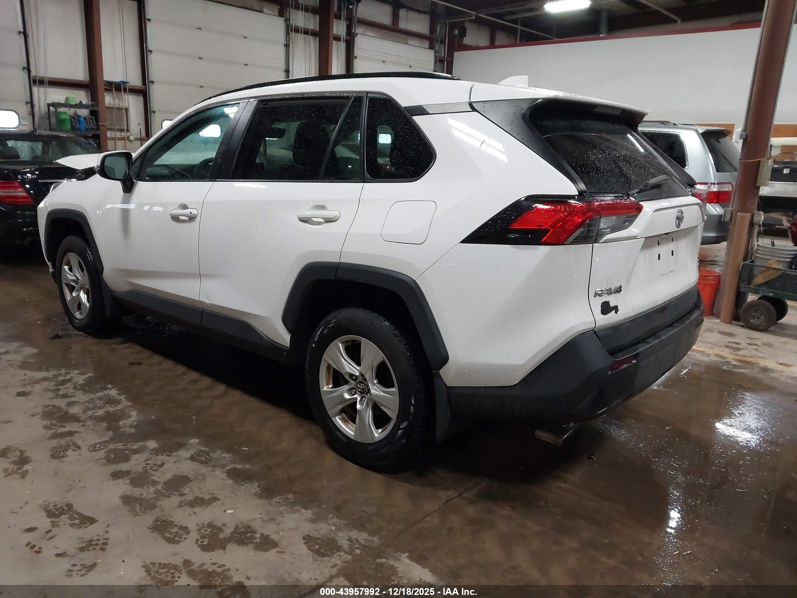 TOYOTA RAV4 image 3