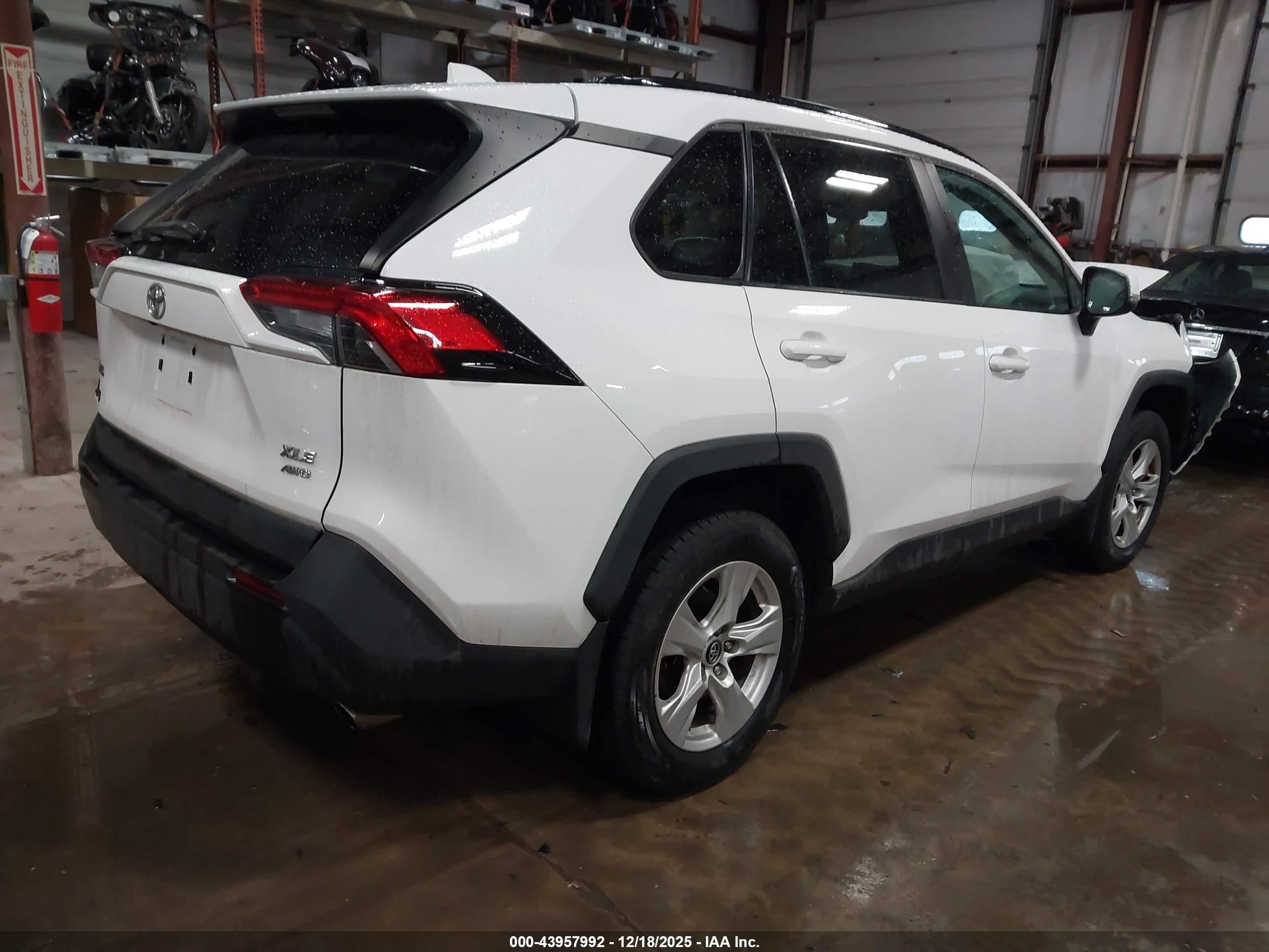 TOYOTA RAV4 image 4