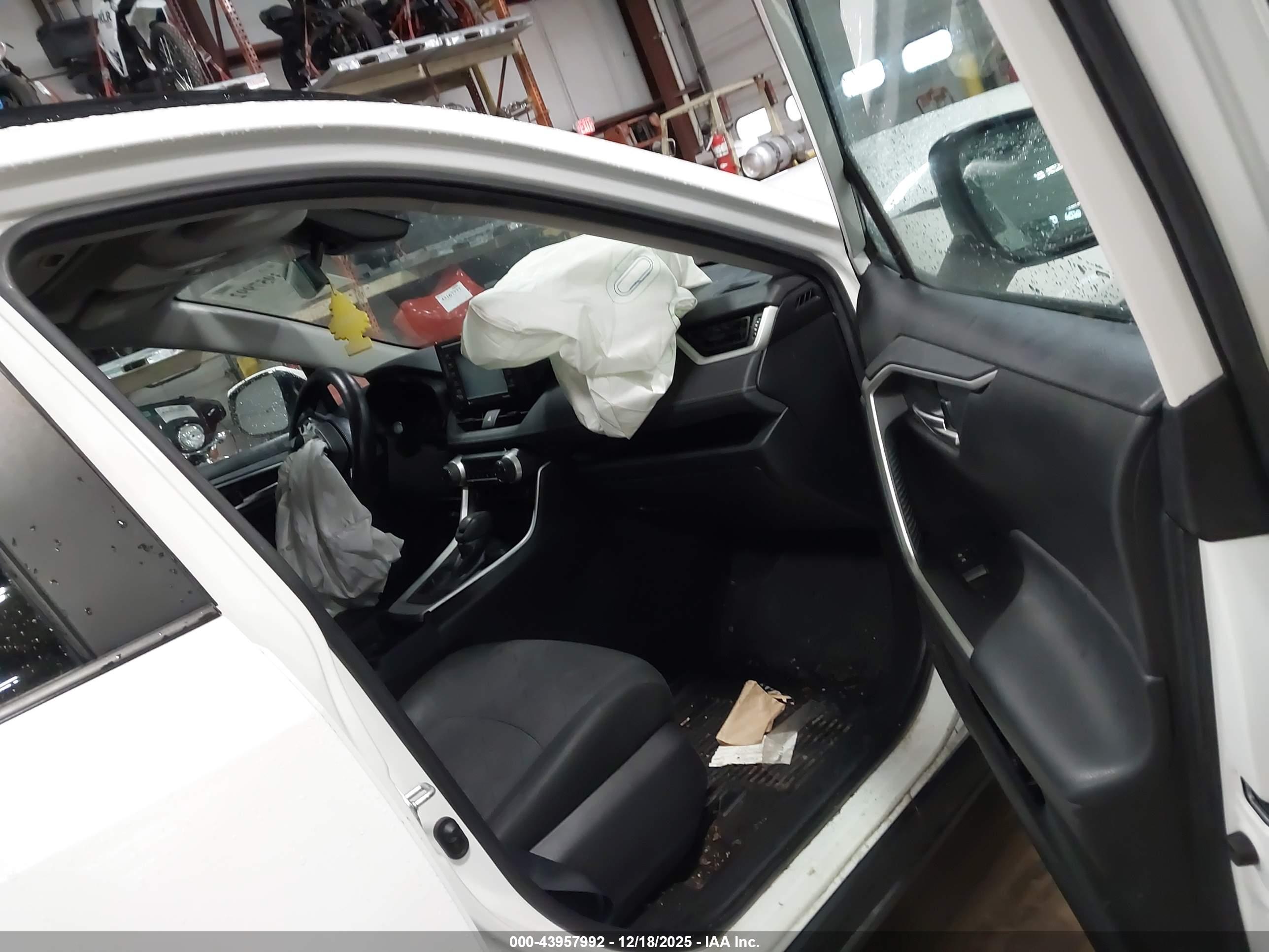 TOYOTA RAV4 image 5
