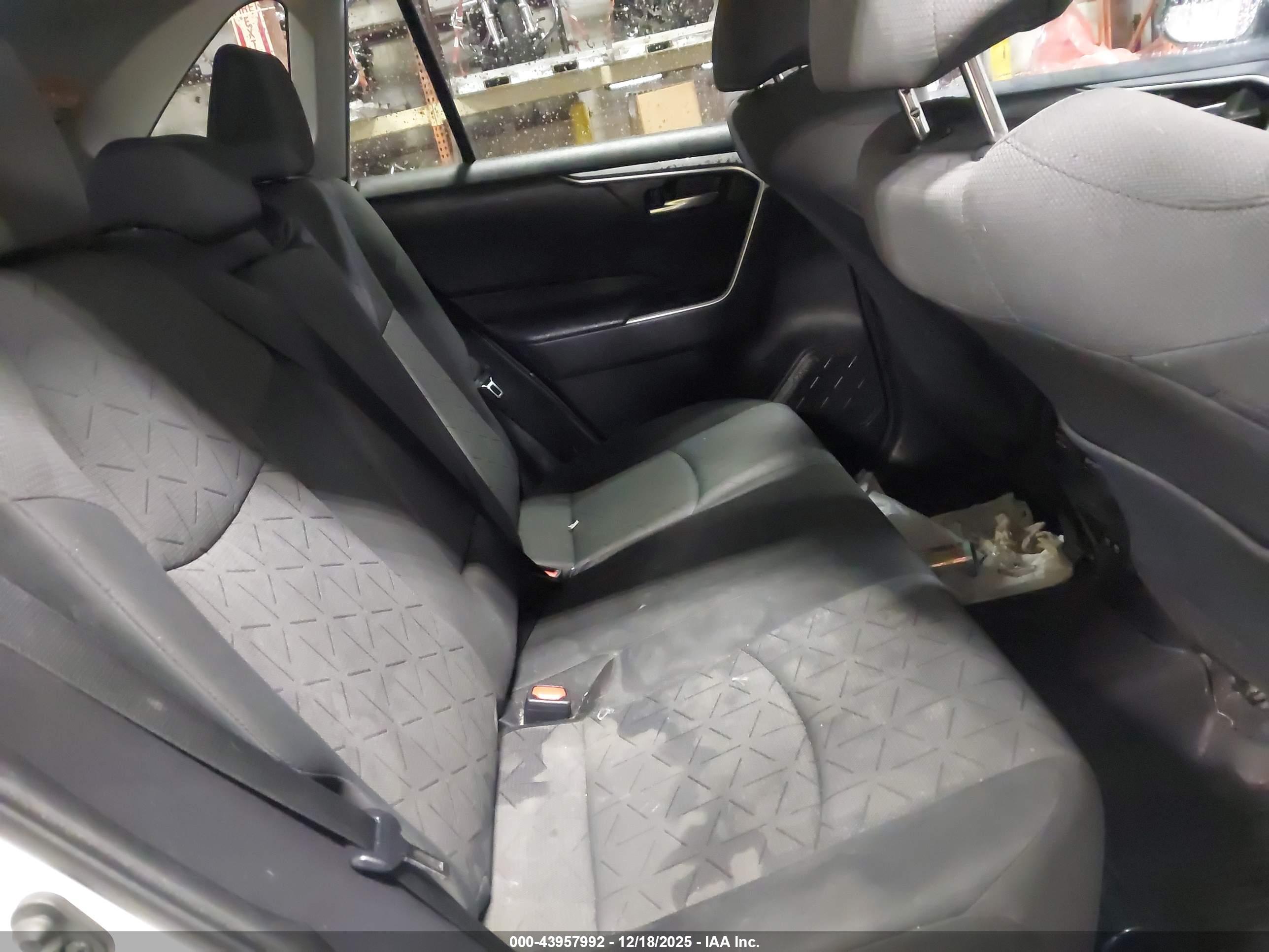 TOYOTA RAV4 image 8