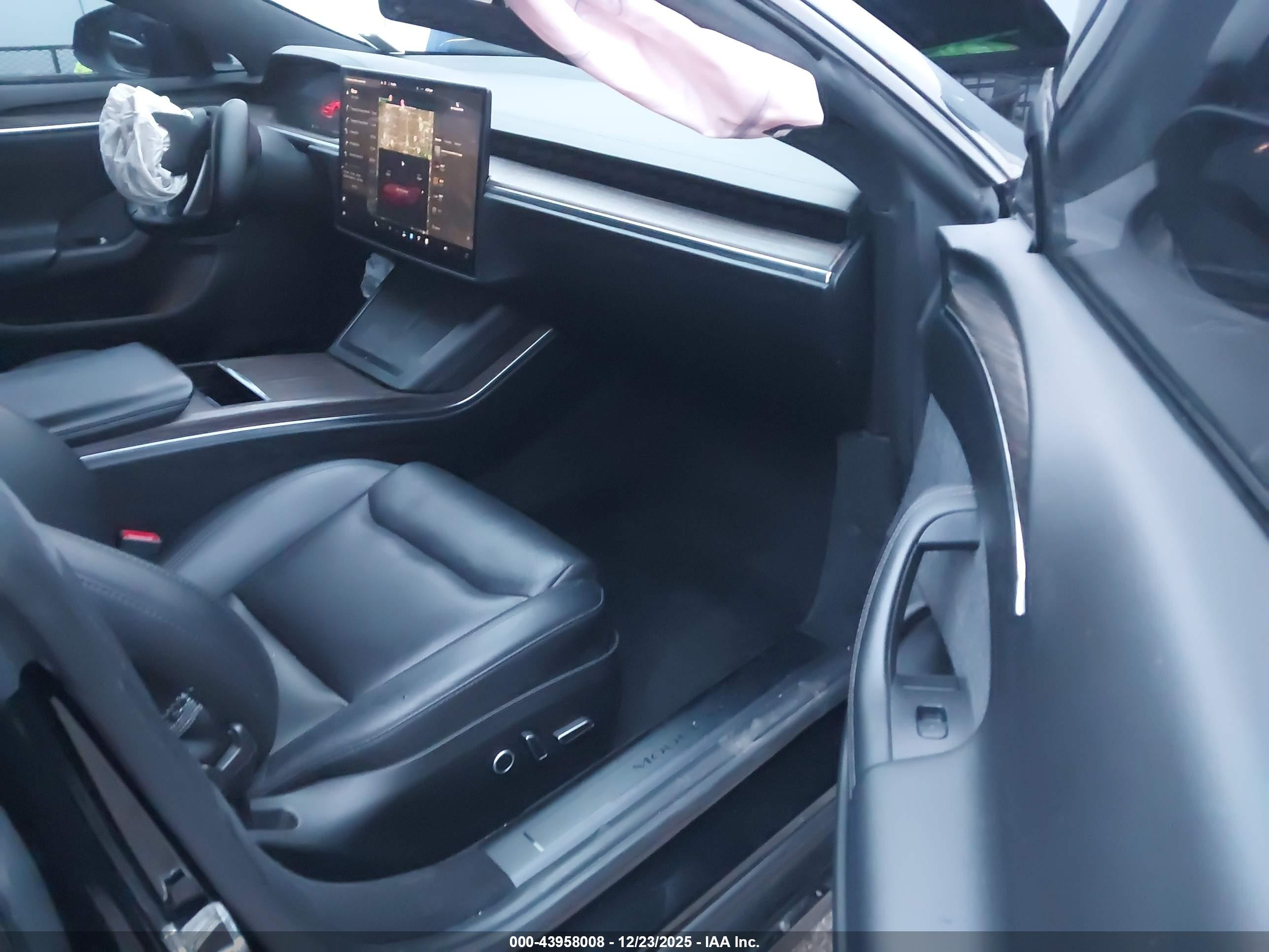 TESLA MODEL image 5