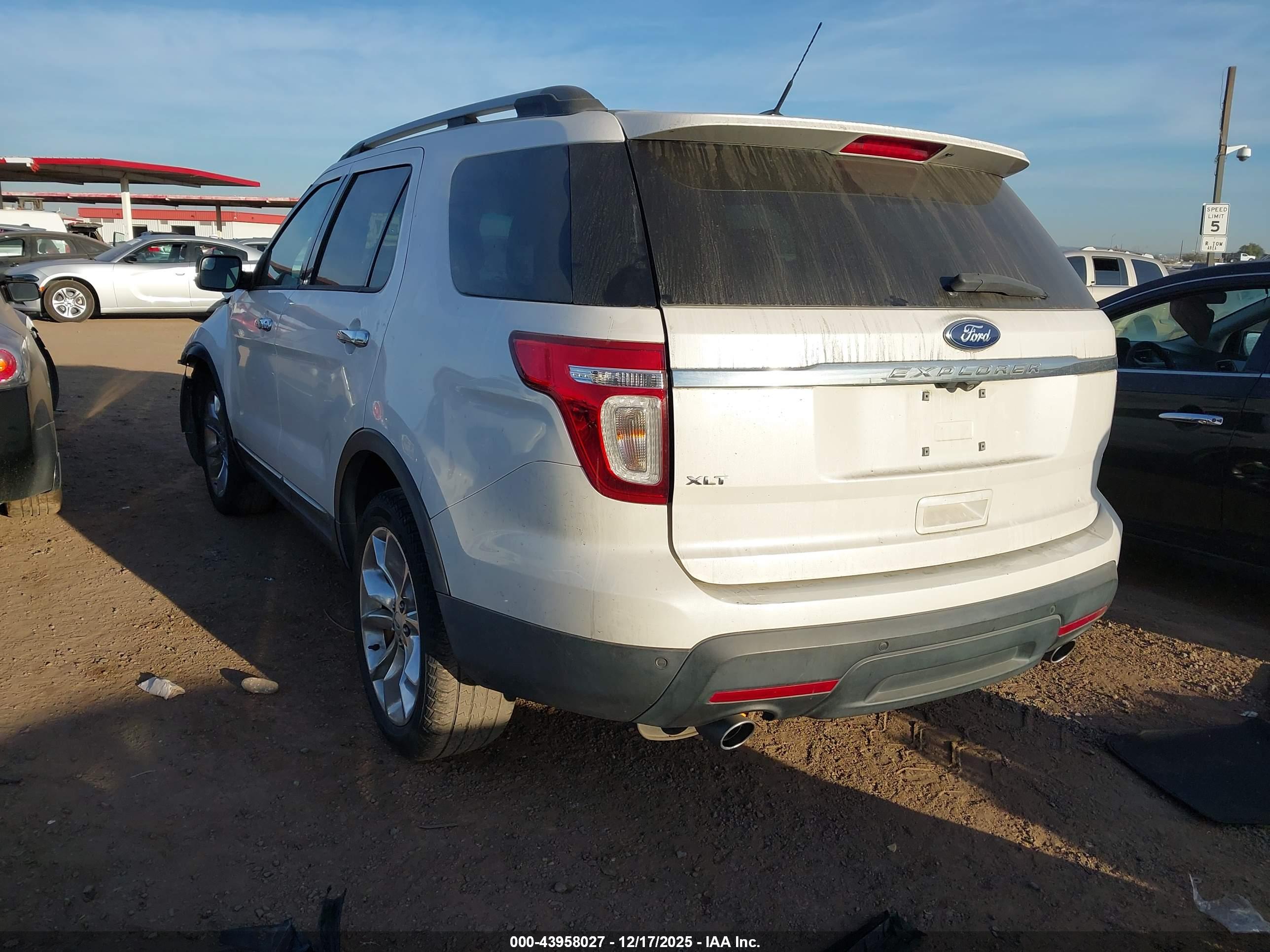 FORD EXPLORER image 3
