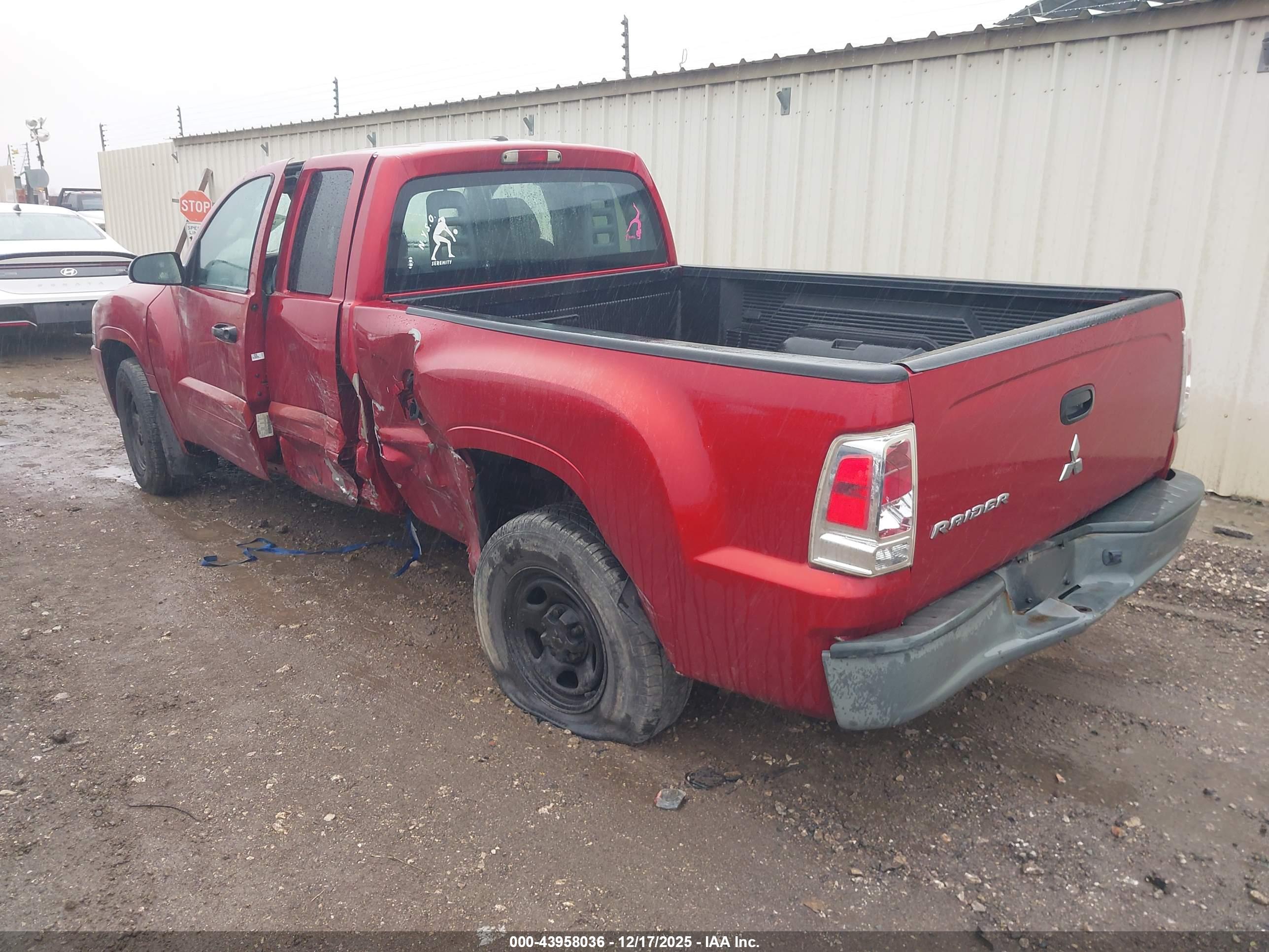 MITSUBISHI RAIDER image 3