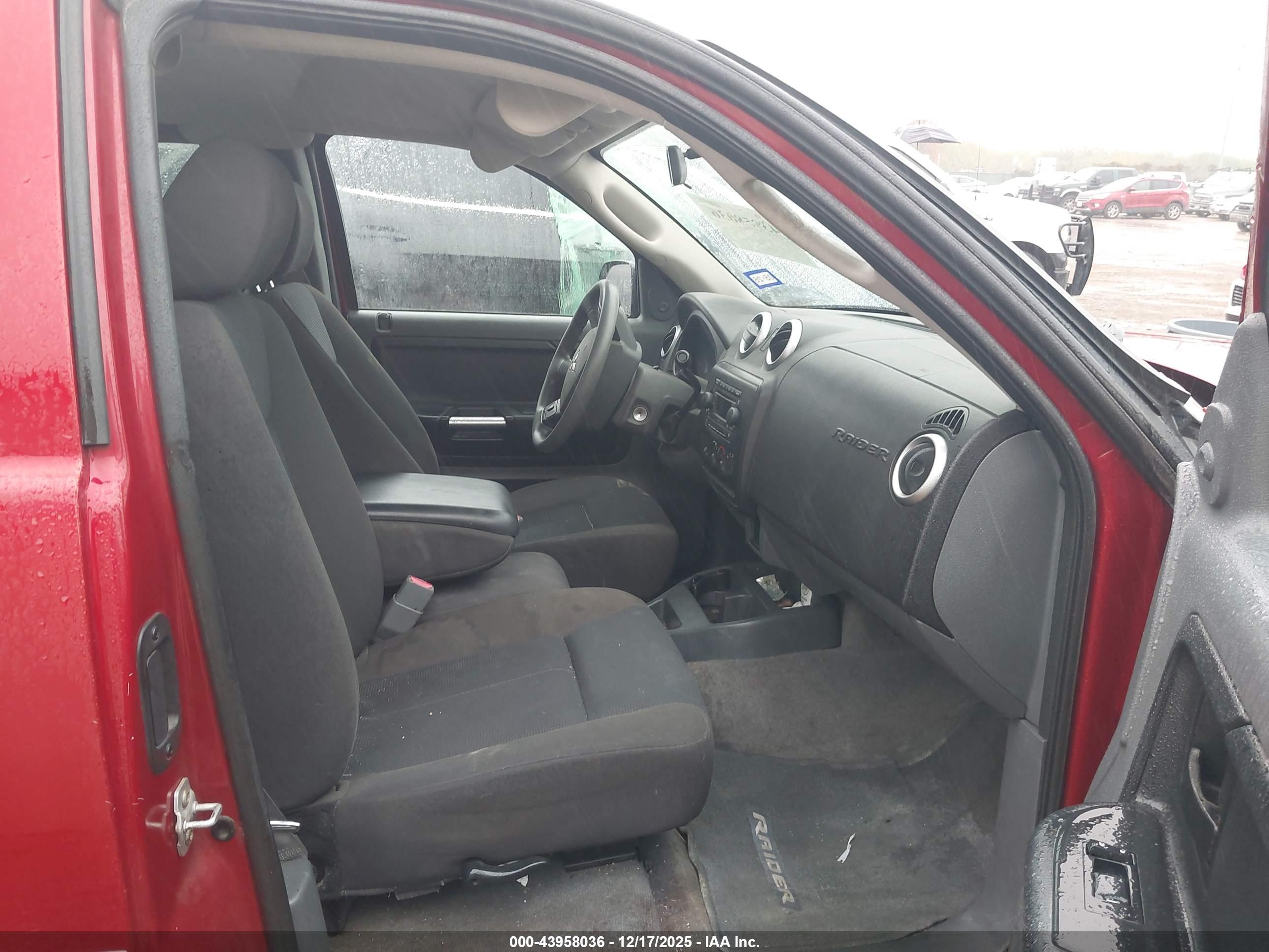 MITSUBISHI RAIDER image 5