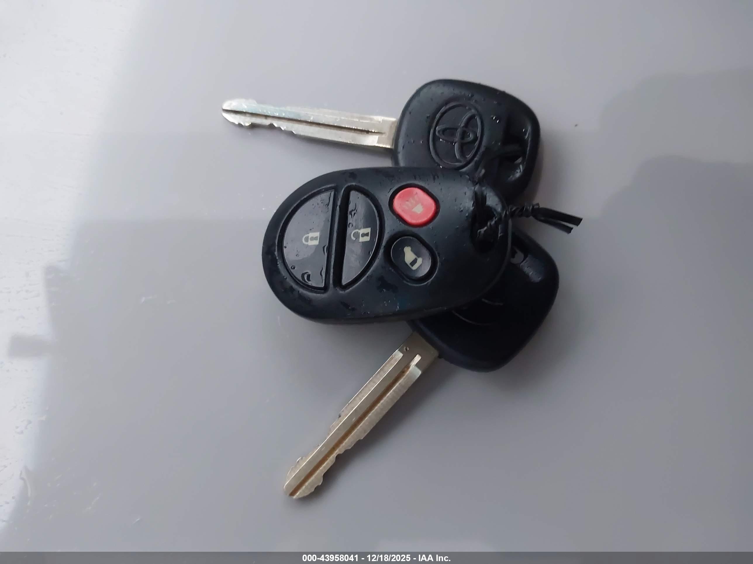 TOYOTA SIENNA image 11
