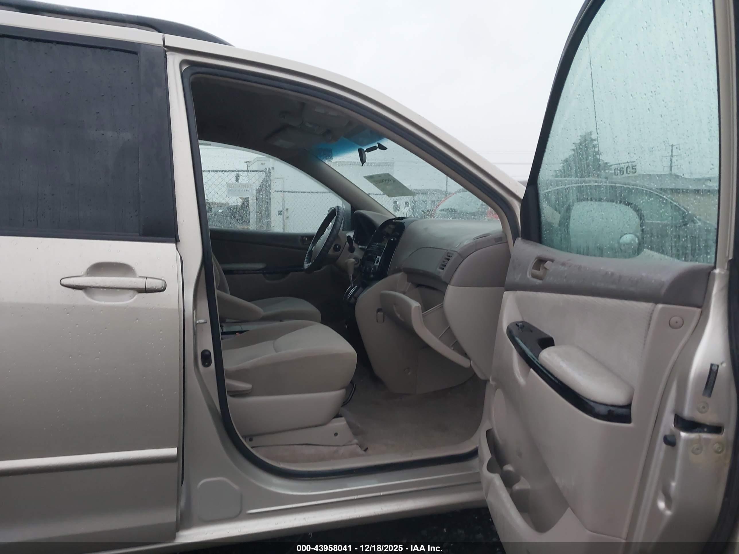 TOYOTA SIENNA image 5