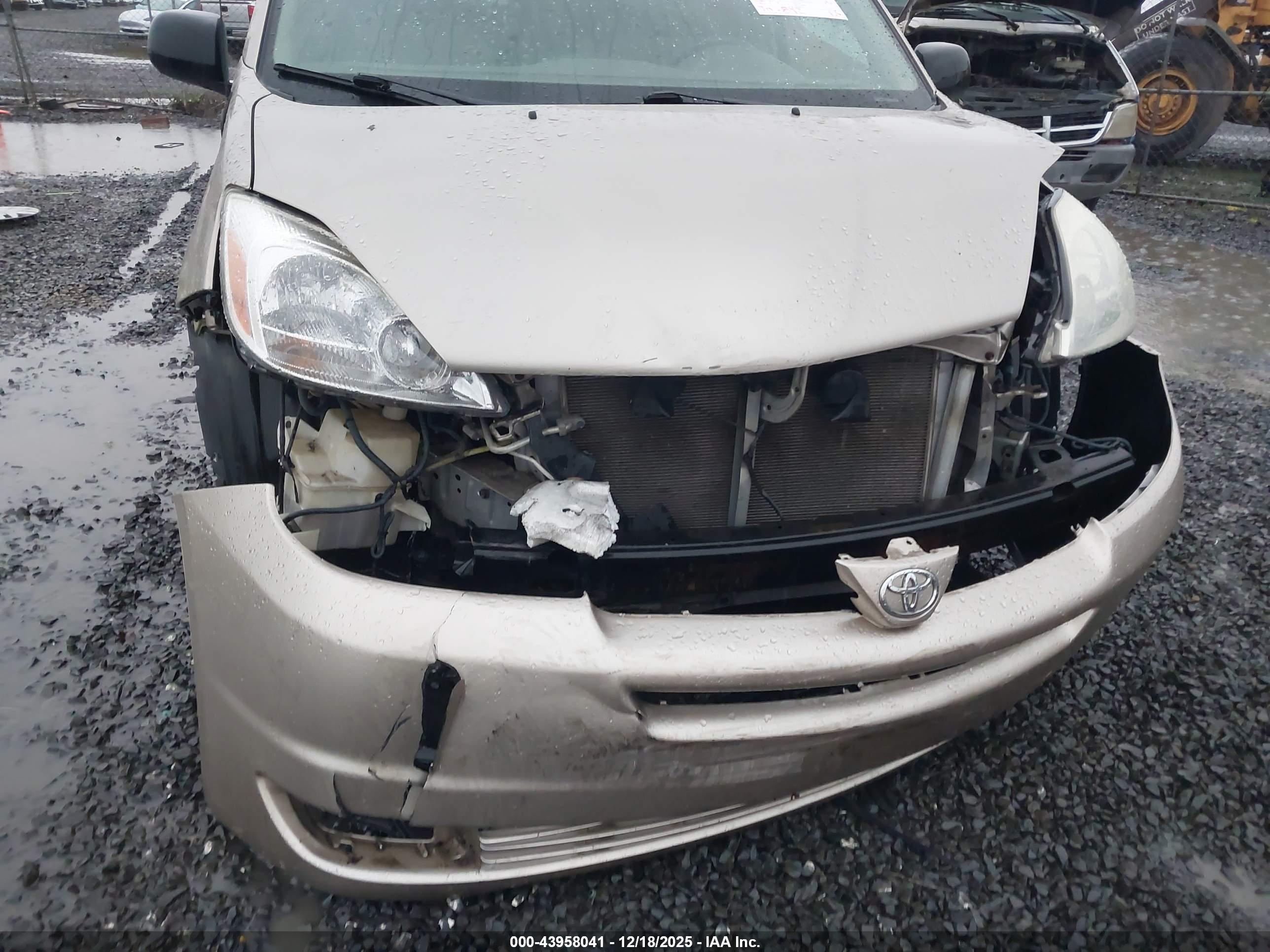TOYOTA SIENNA image 6