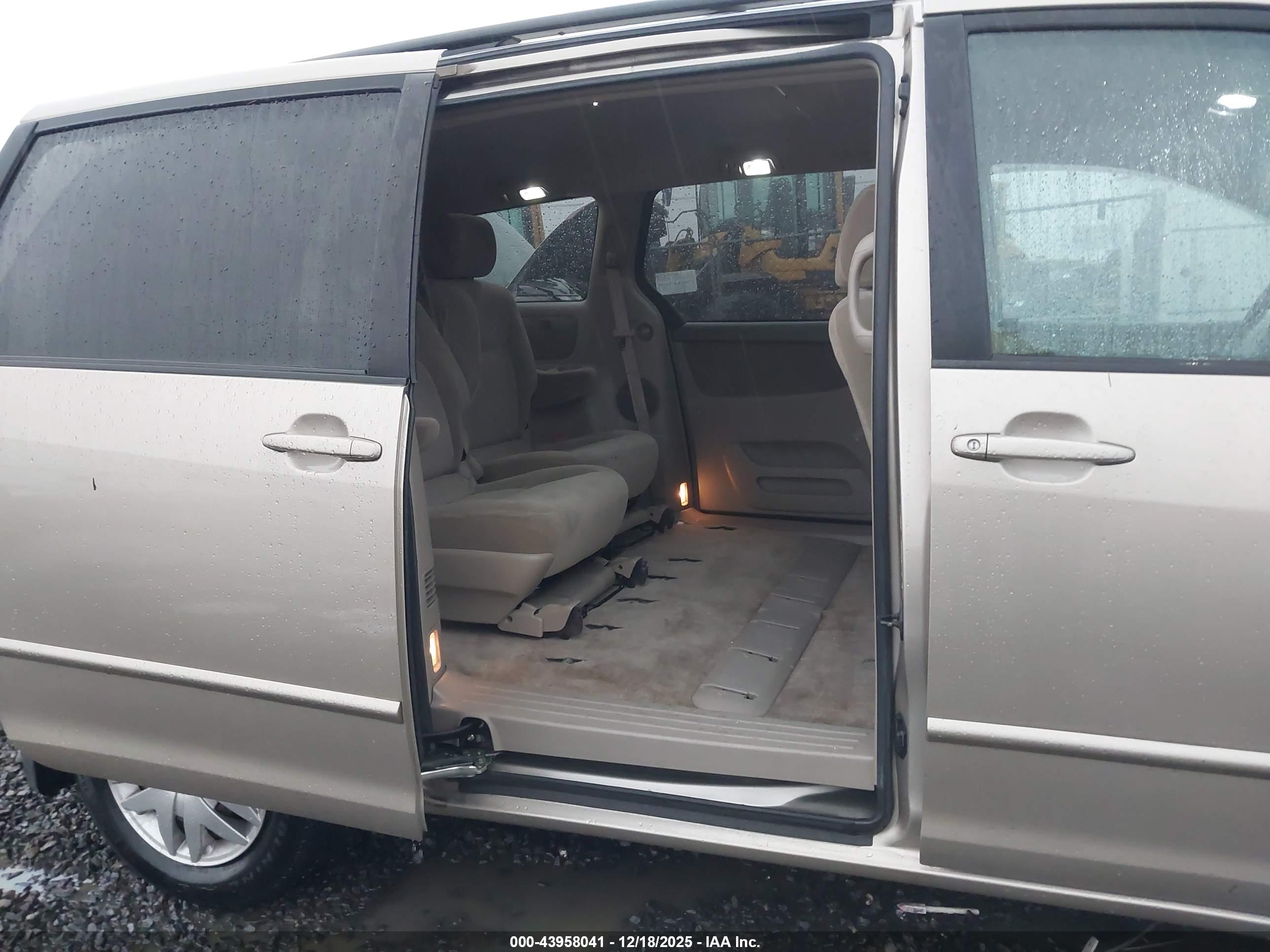 TOYOTA SIENNA image 8