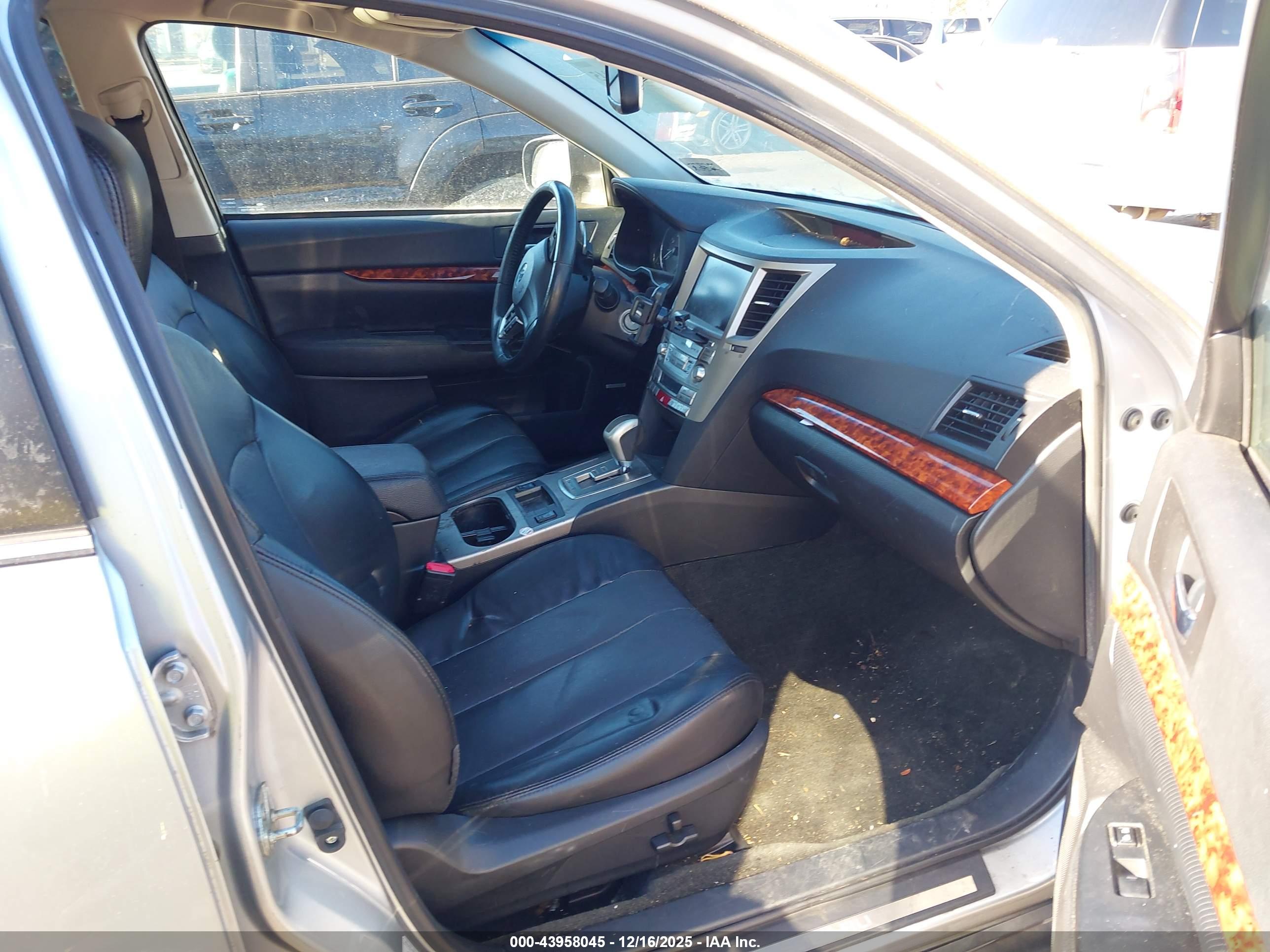 SUBARU OUTBACK image 5