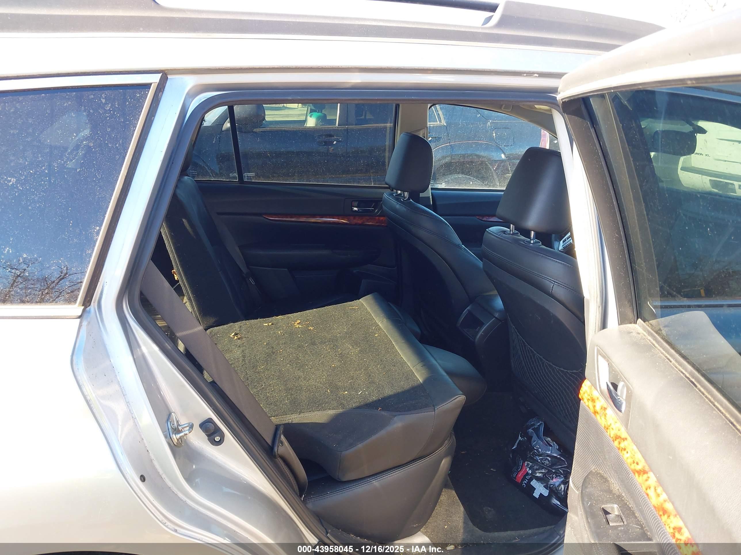 SUBARU OUTBACK image 8