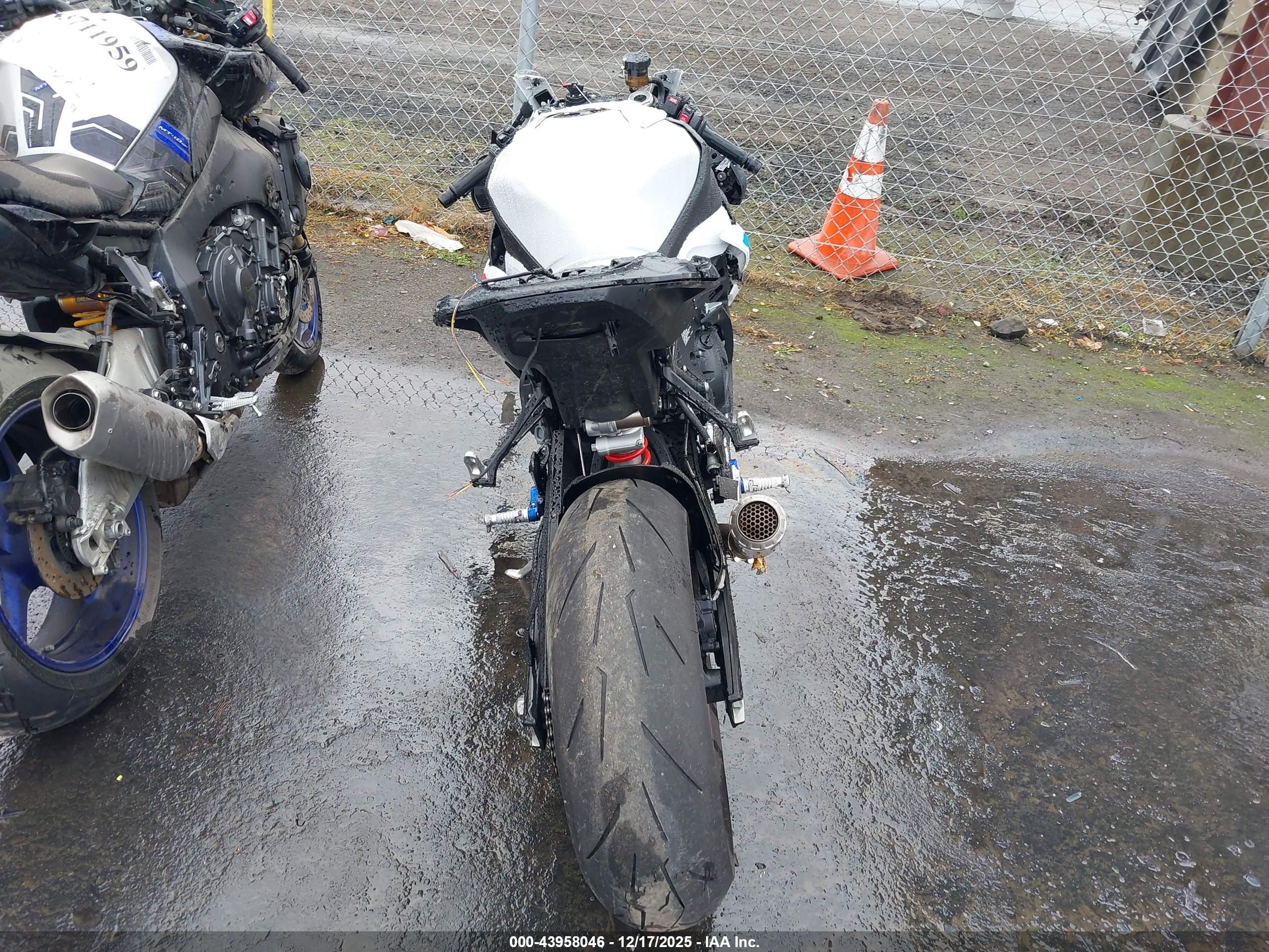 BMW S image 6