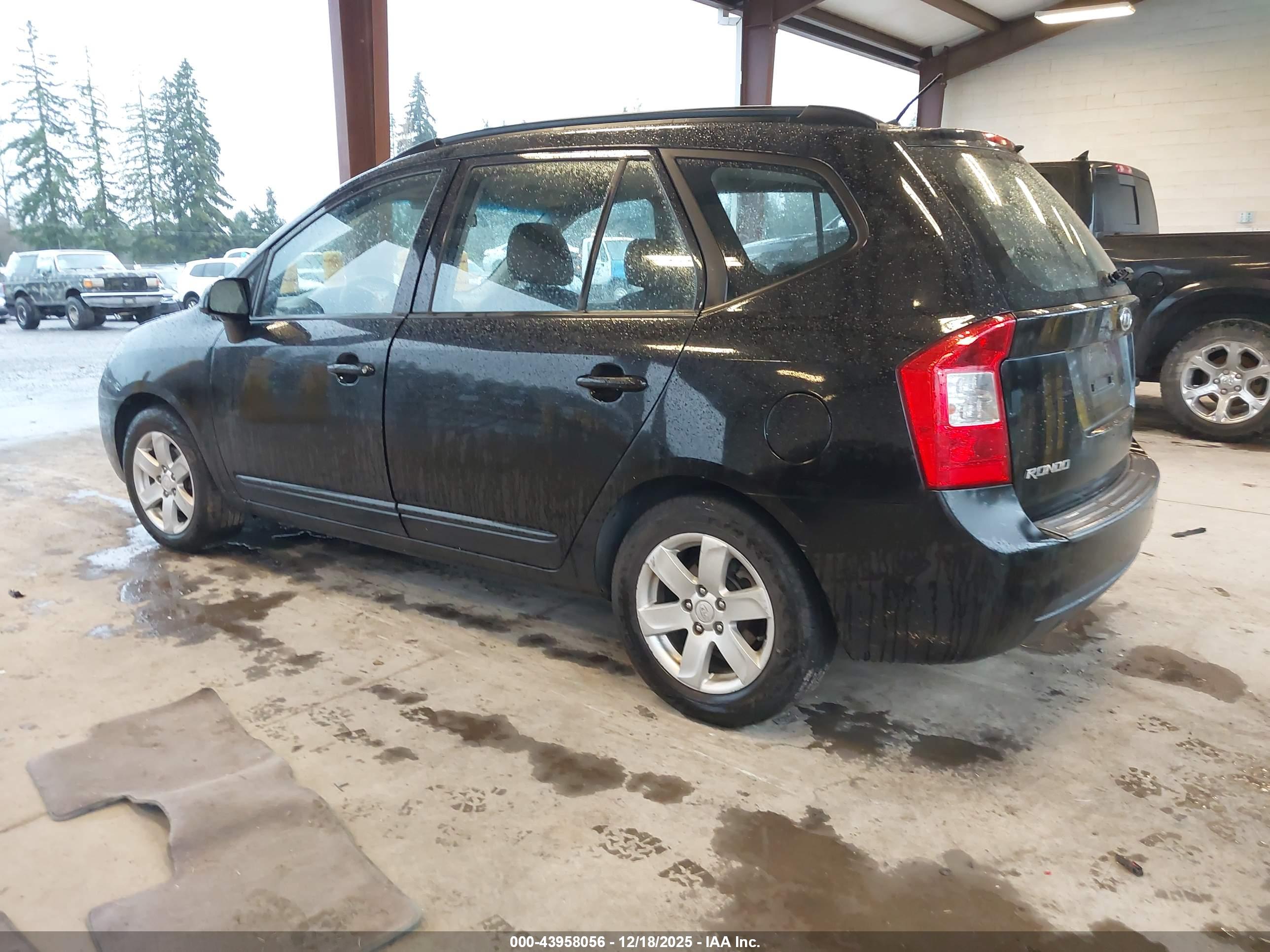 KIA RONDO image 3