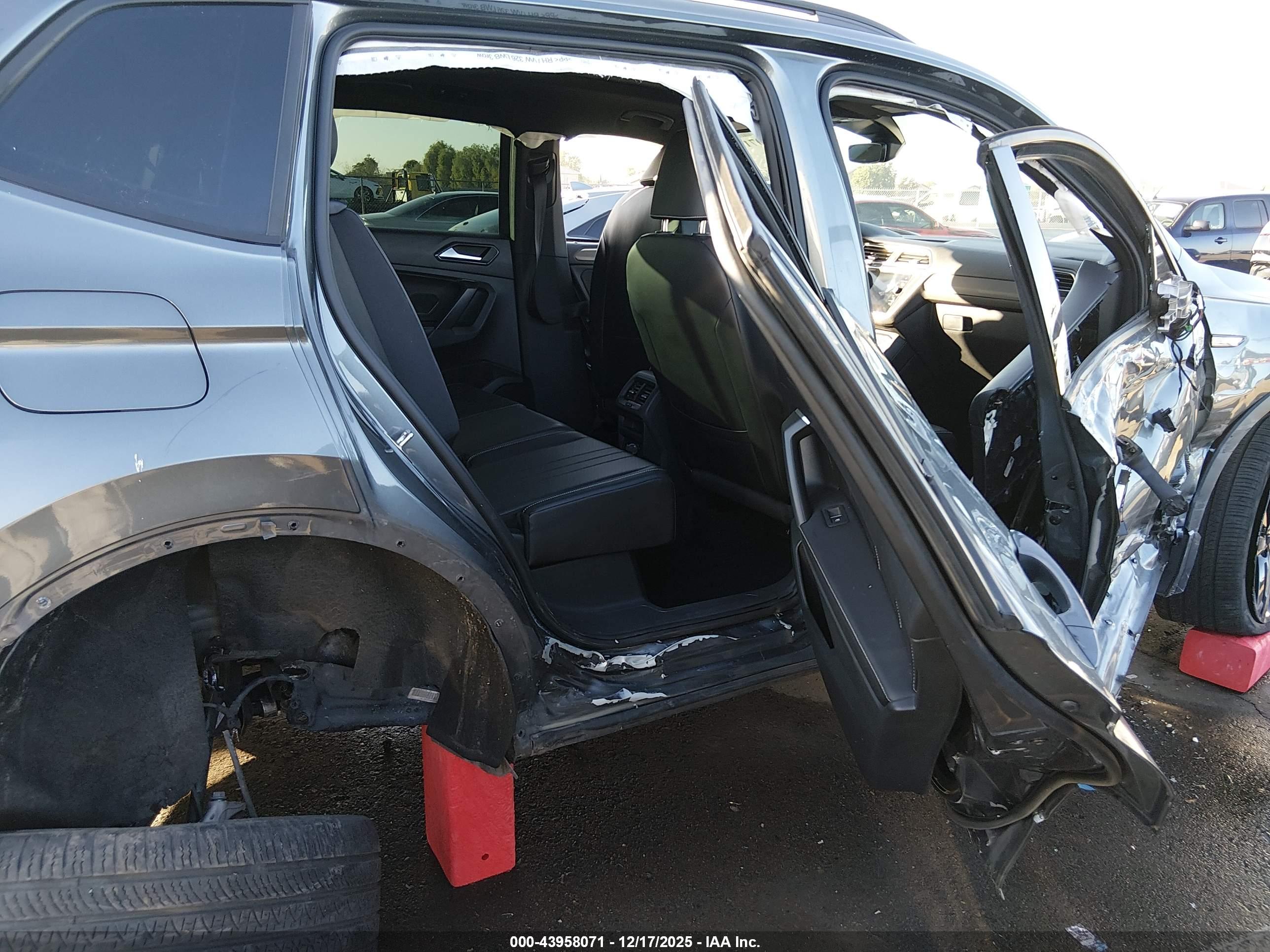 VOLKSWAGEN TIGUAN image 8