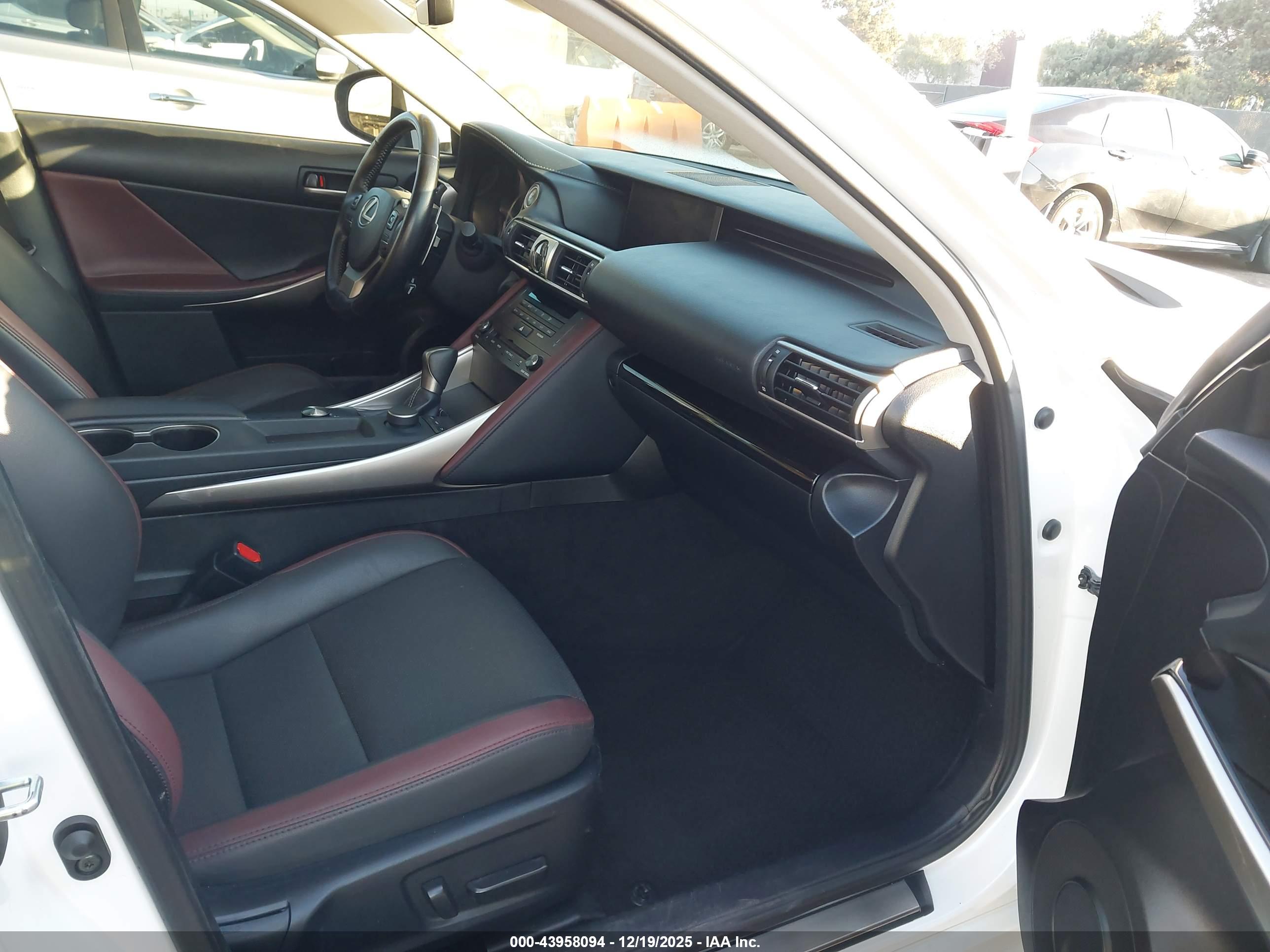 LEXUS IS image 5