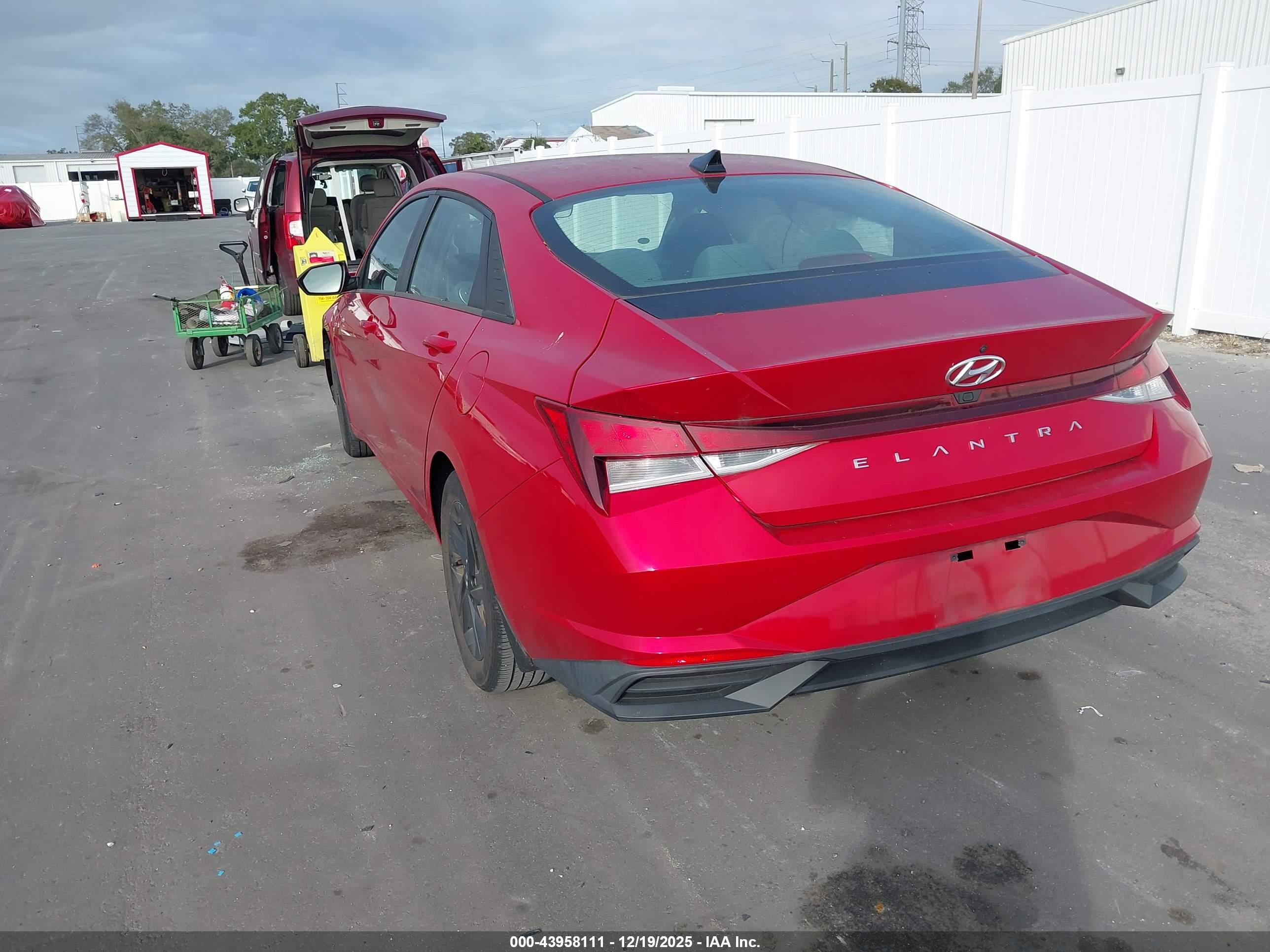 HYUNDAI ELANTRA image 3