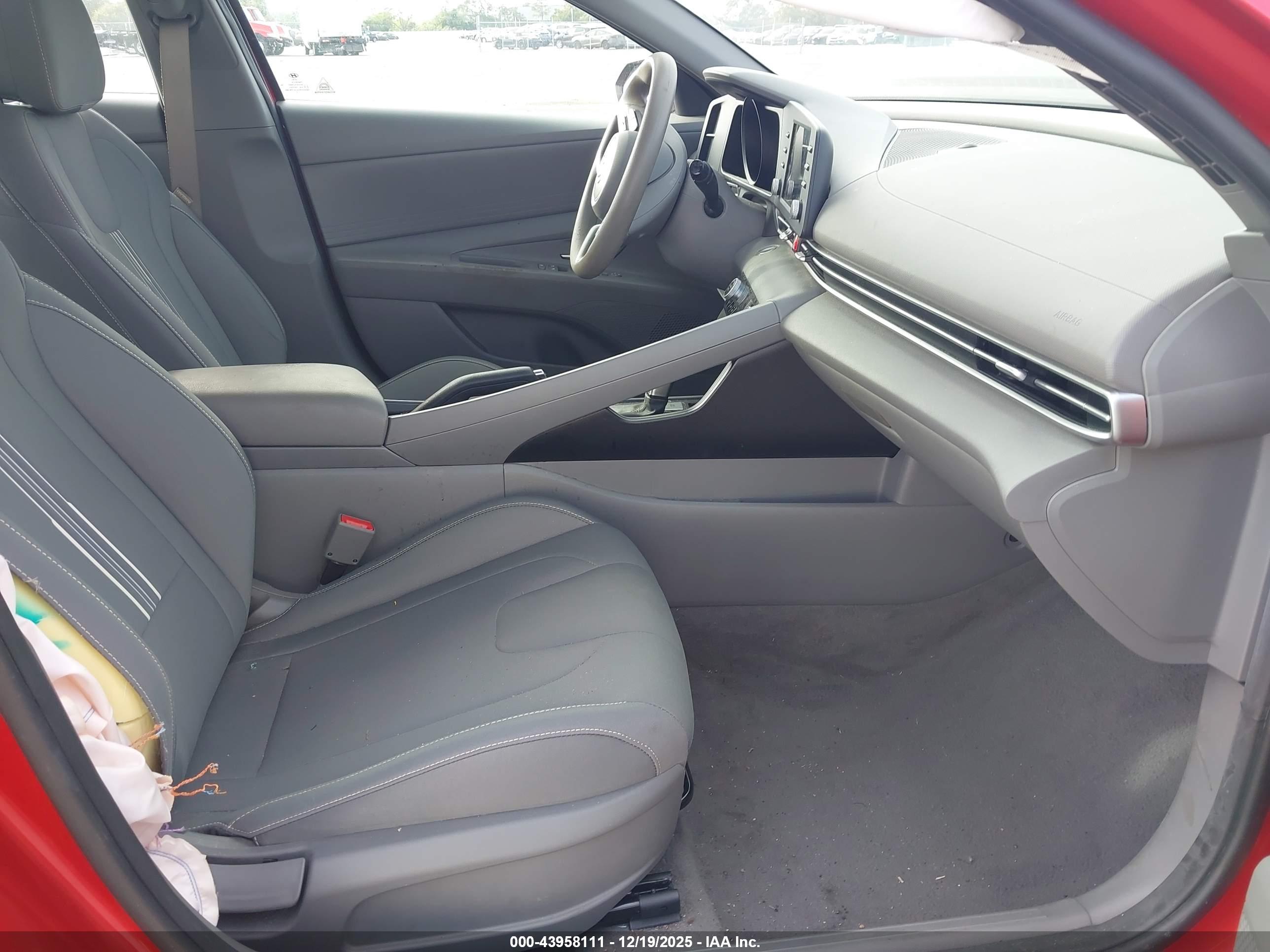 HYUNDAI ELANTRA image 5