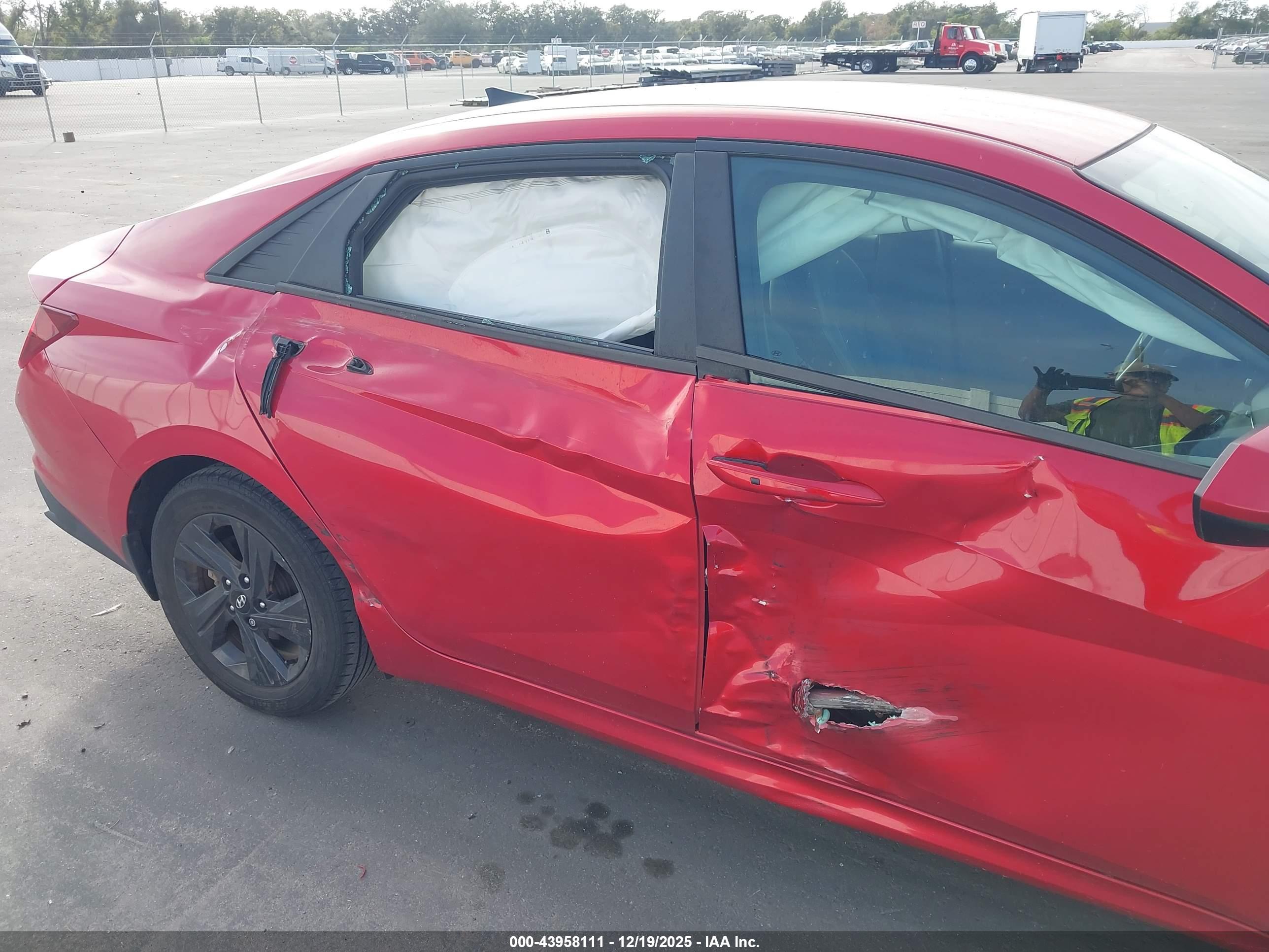 HYUNDAI ELANTRA image 6