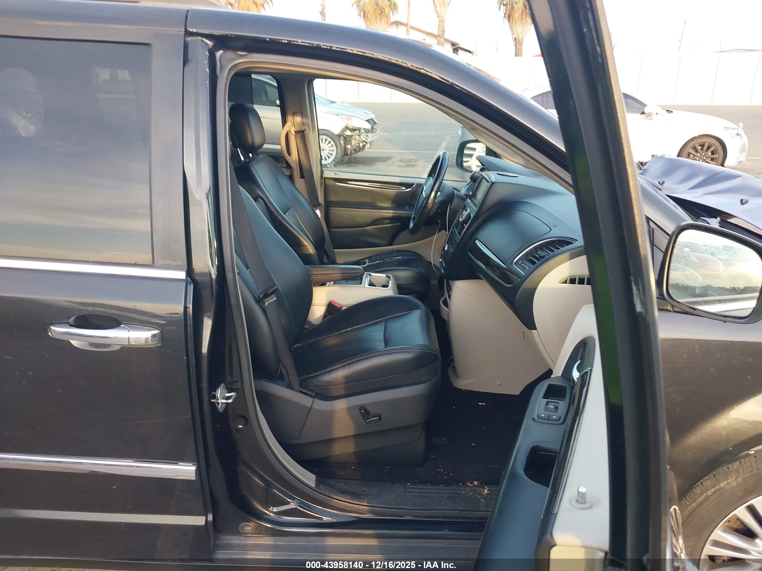 CHRYSLER TOWN image 5