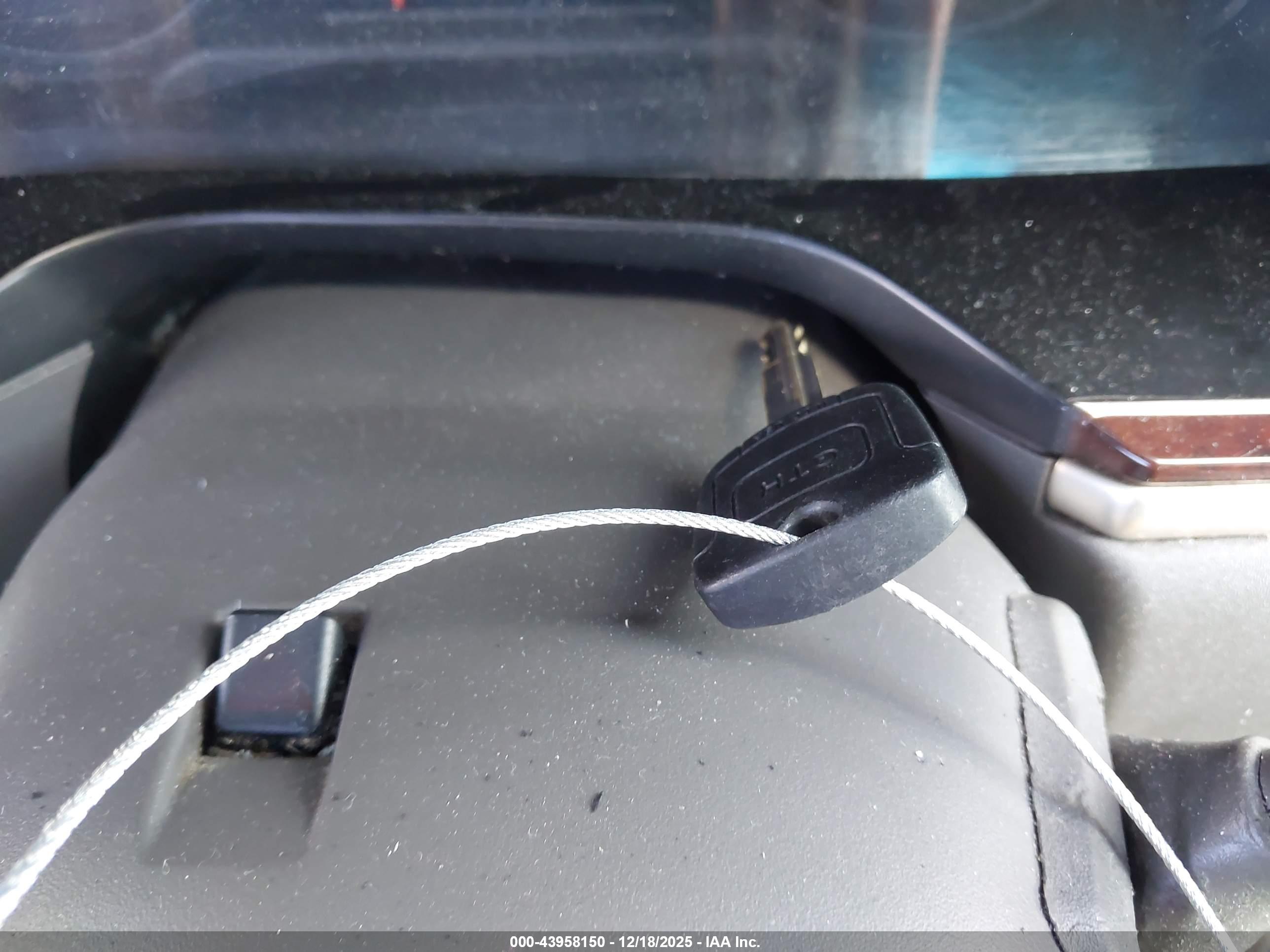 LINCOLN TOWN image 11