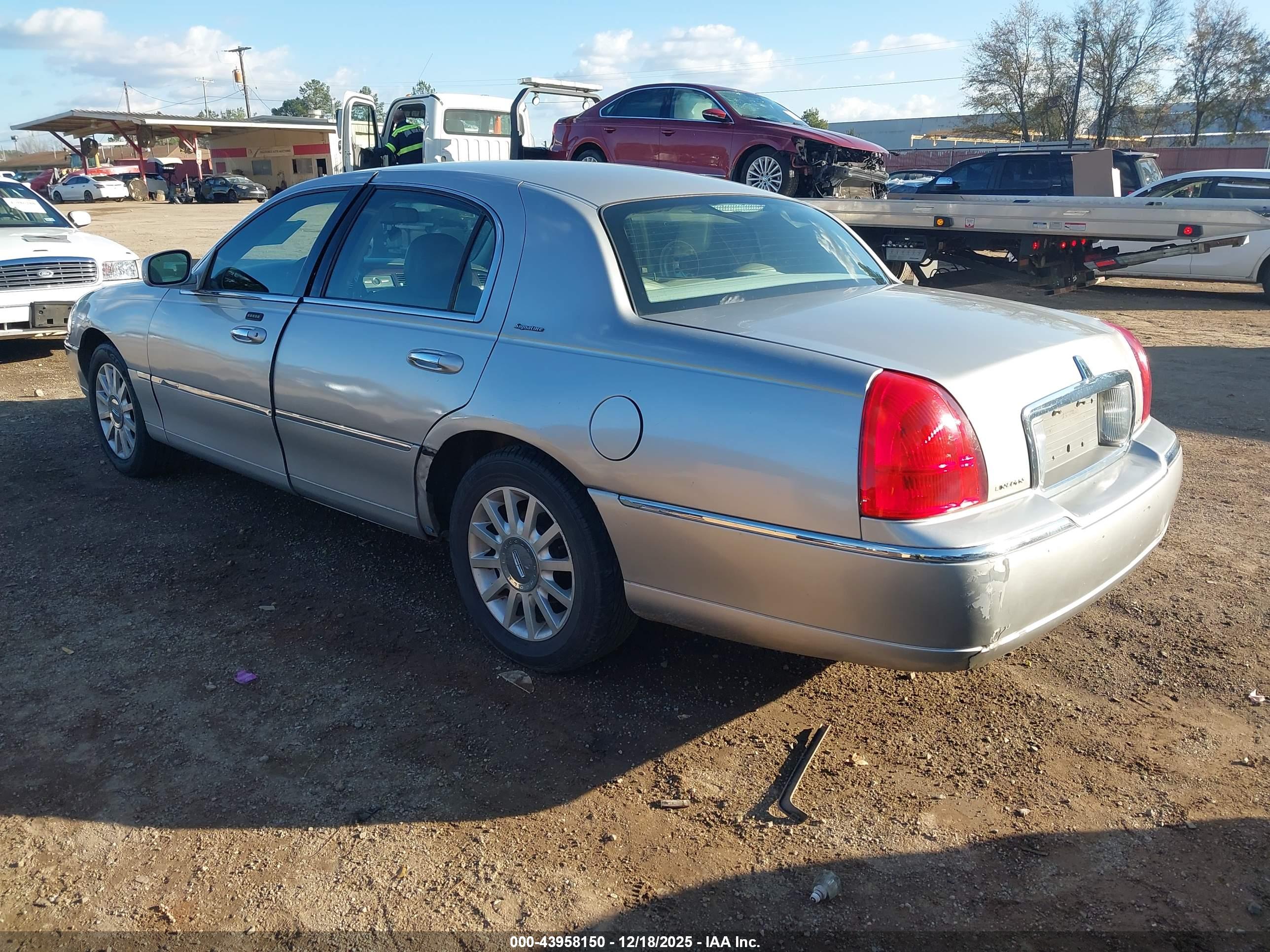LINCOLN TOWN image 3