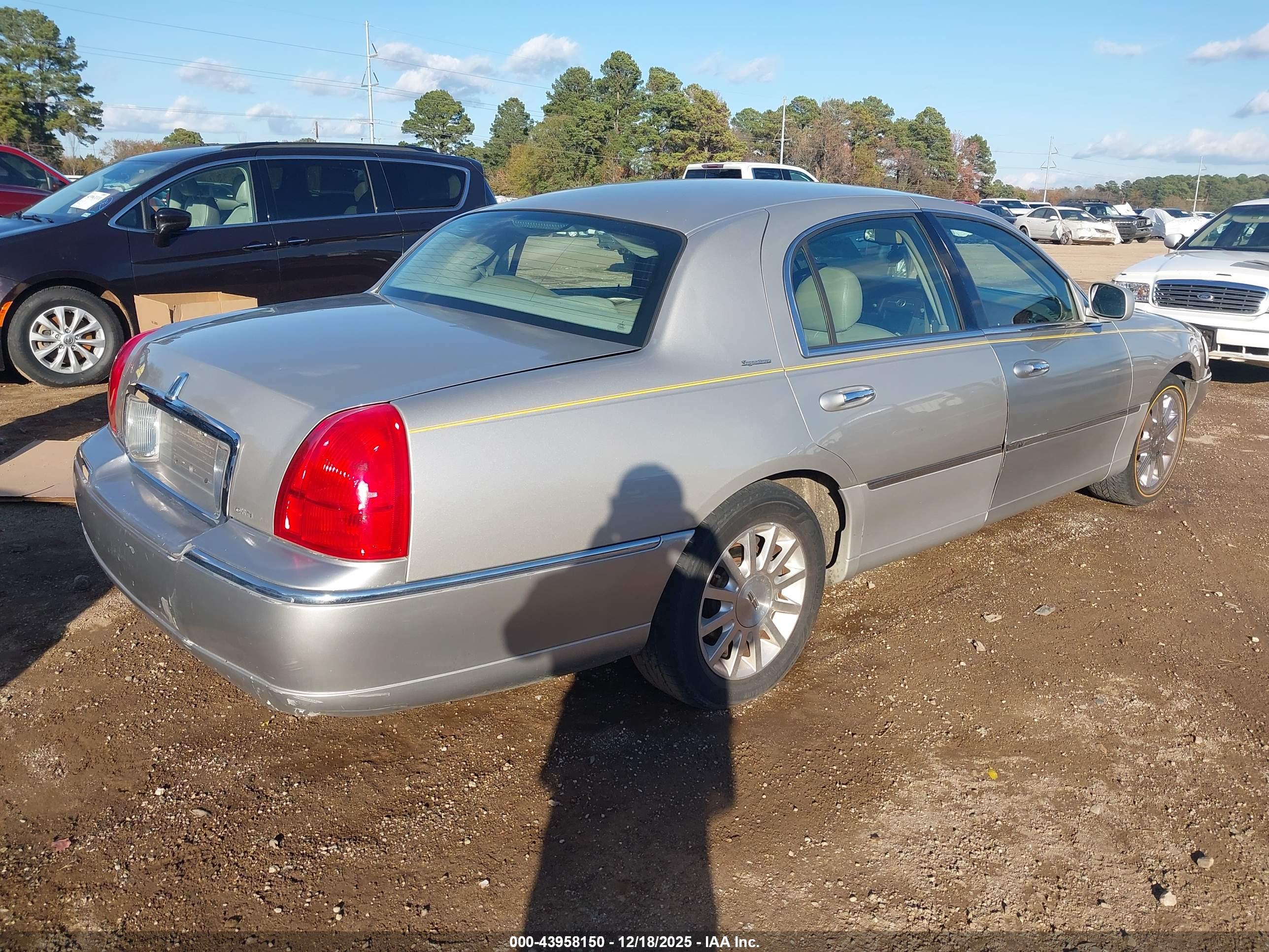 LINCOLN TOWN image 4