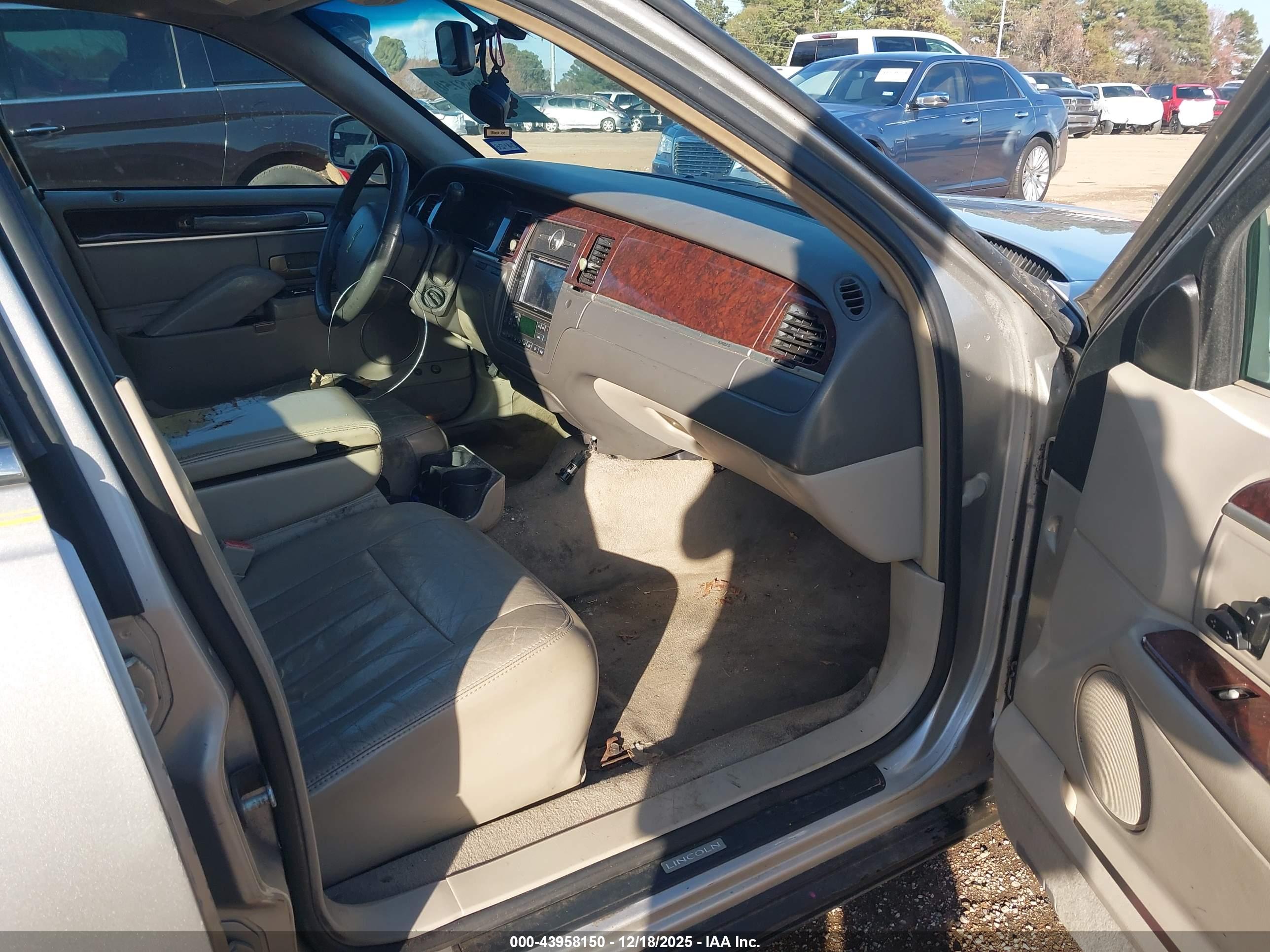 LINCOLN TOWN image 5