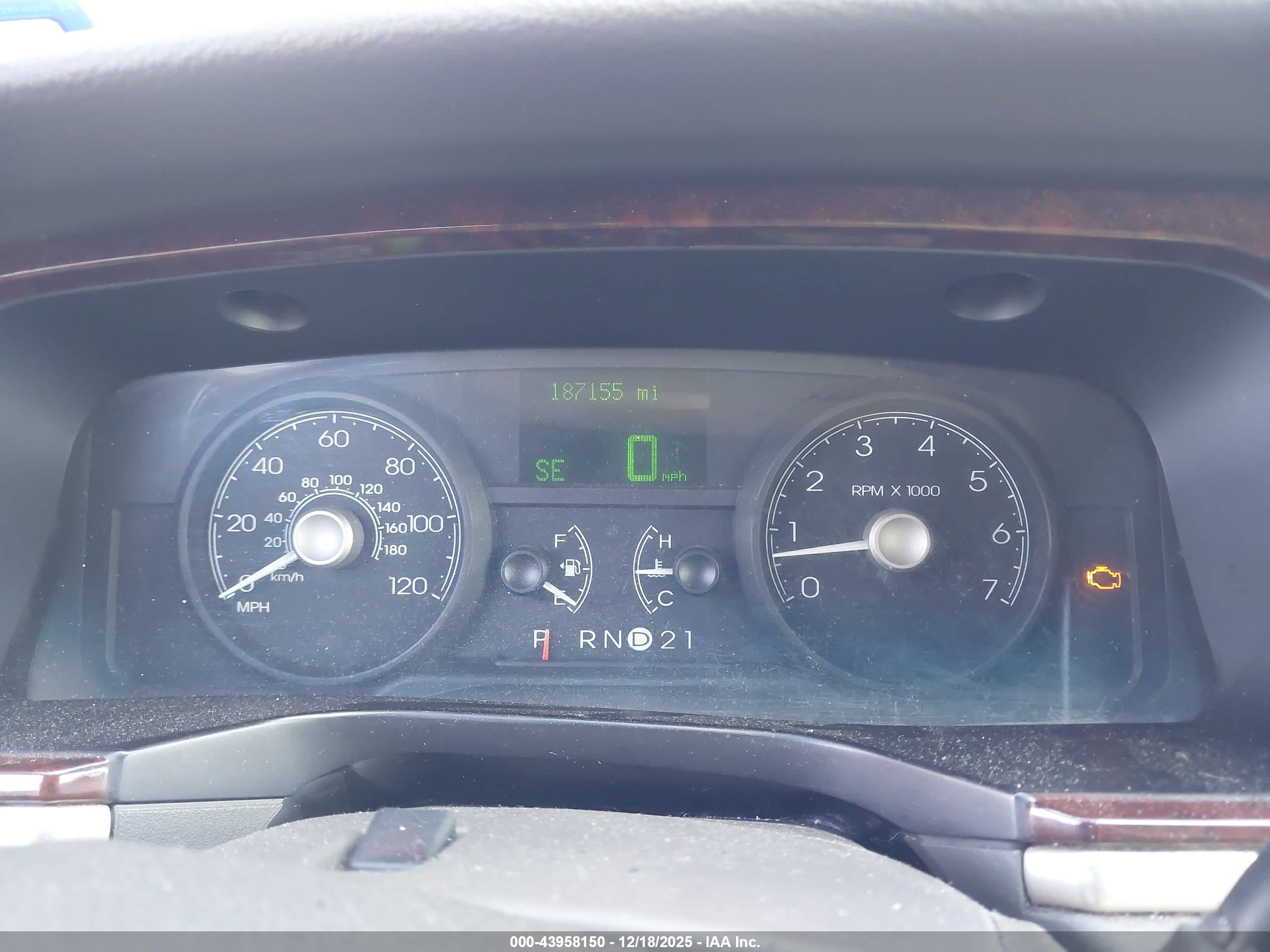 LINCOLN TOWN image 7