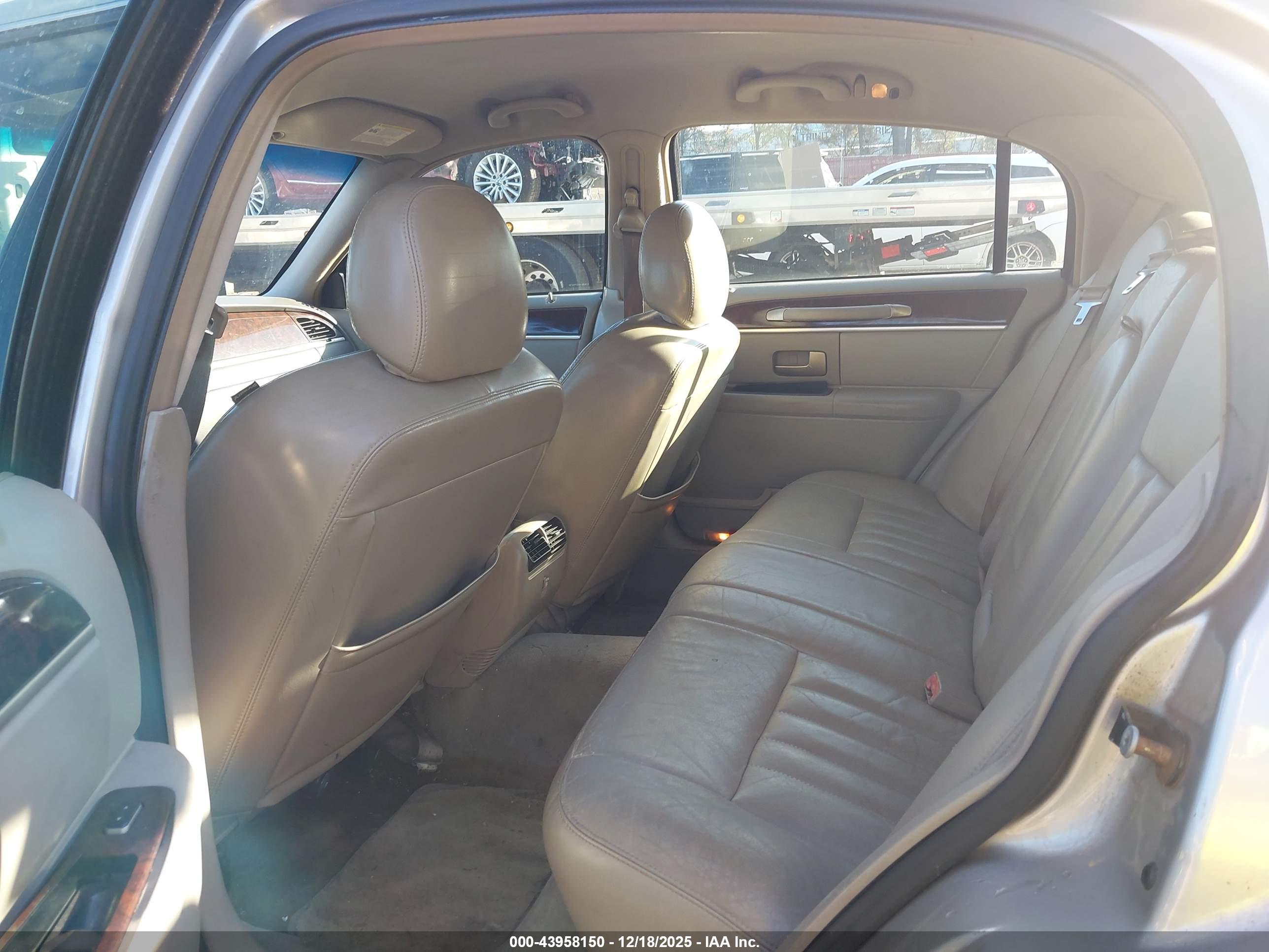 LINCOLN TOWN image 8